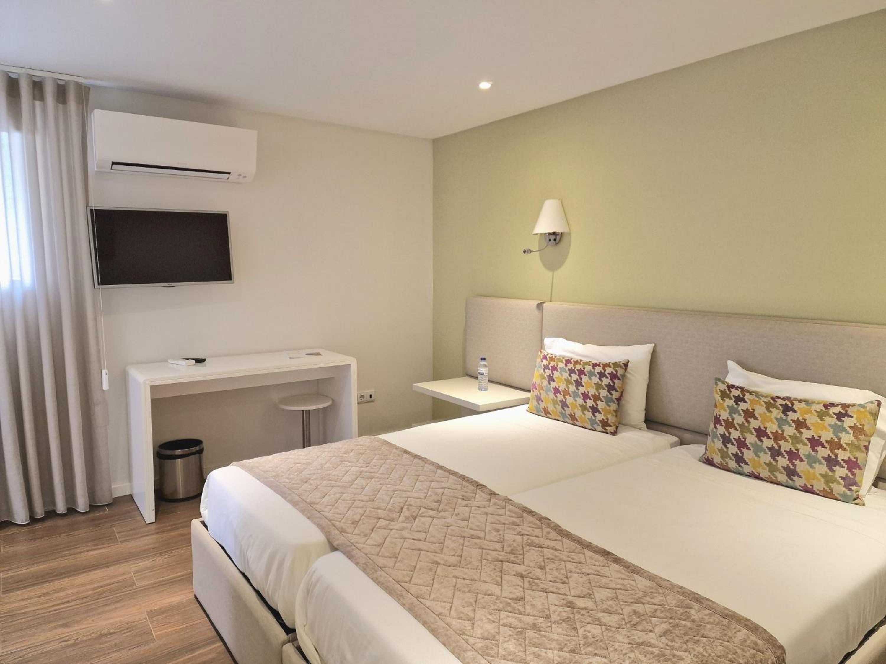 Standard Twin Room - Photo 3