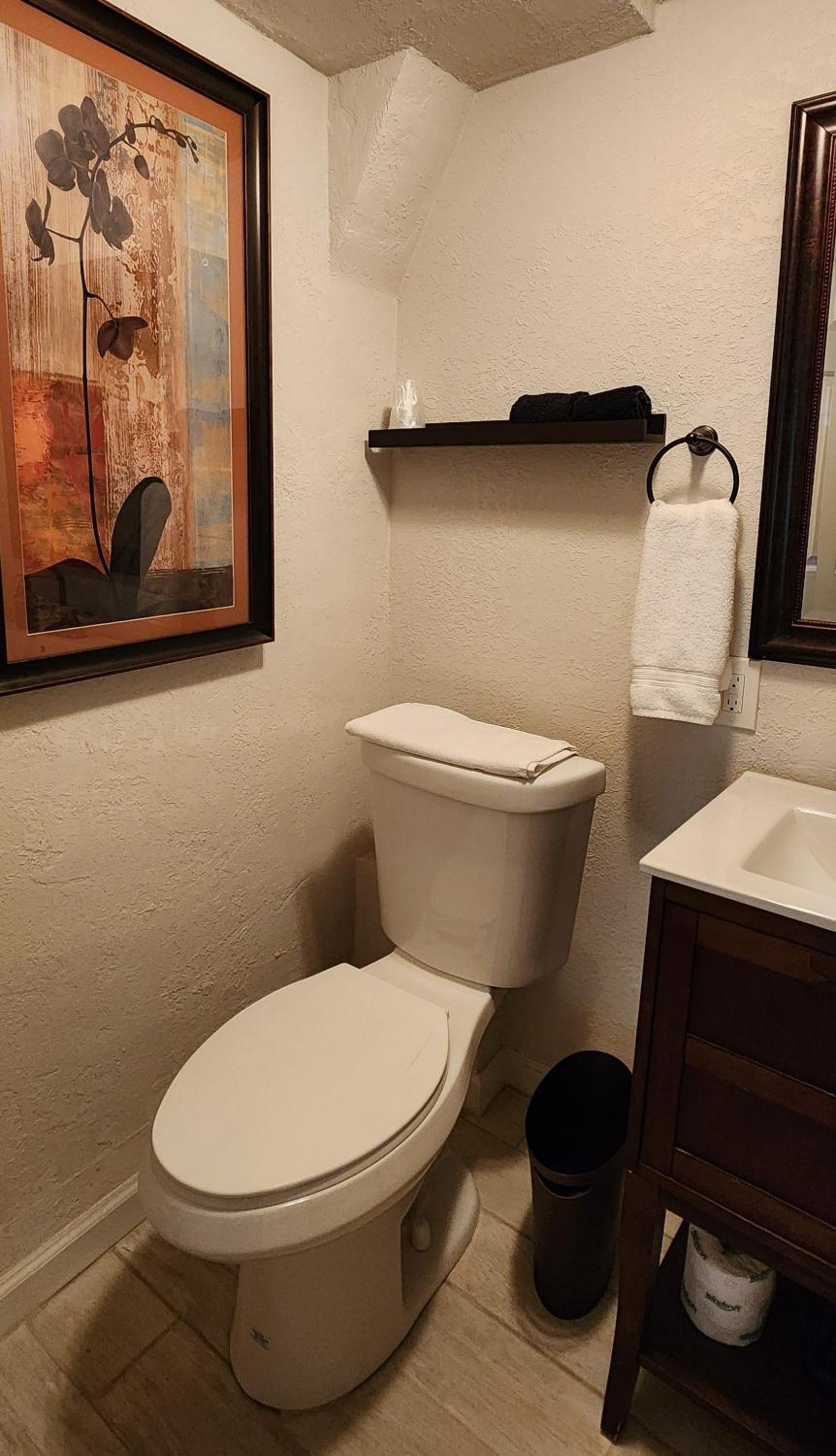 Queen Suite - Photo 21