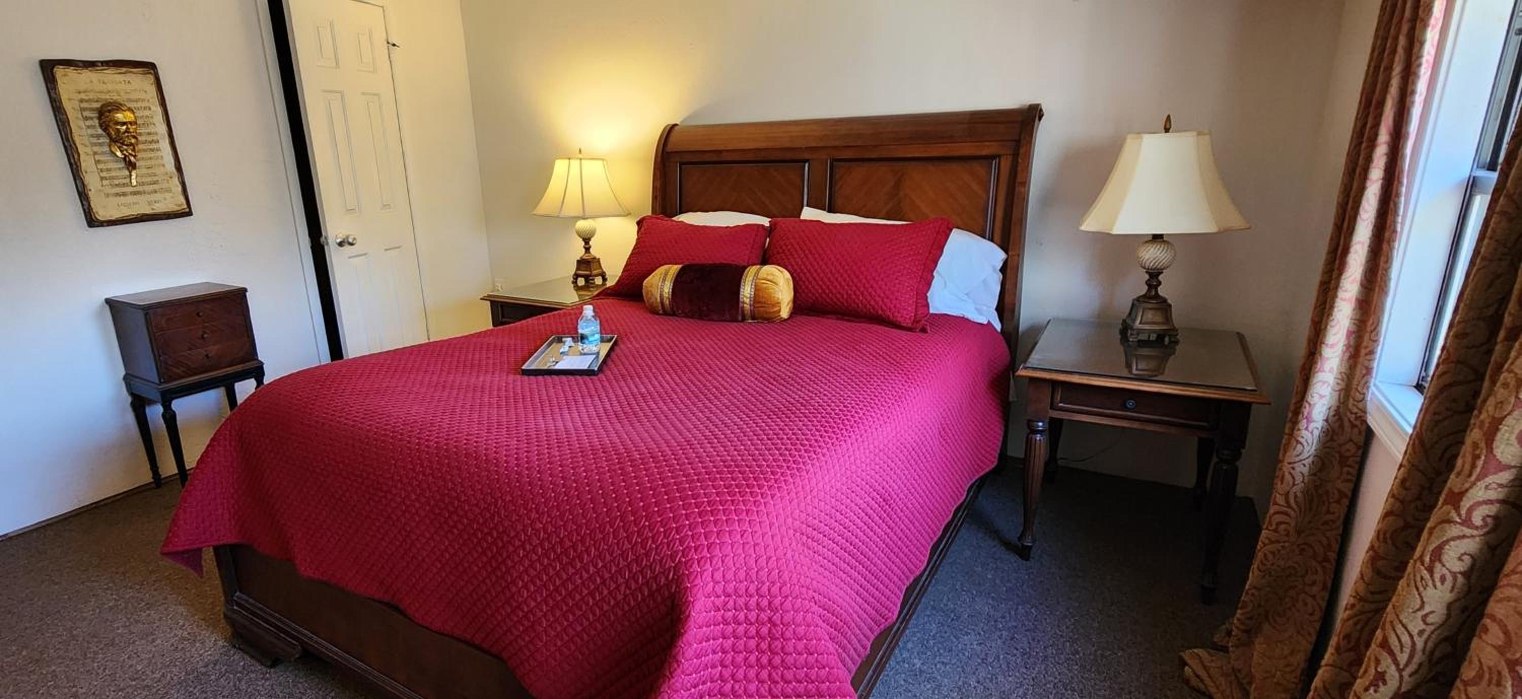 Queen Room photo 2