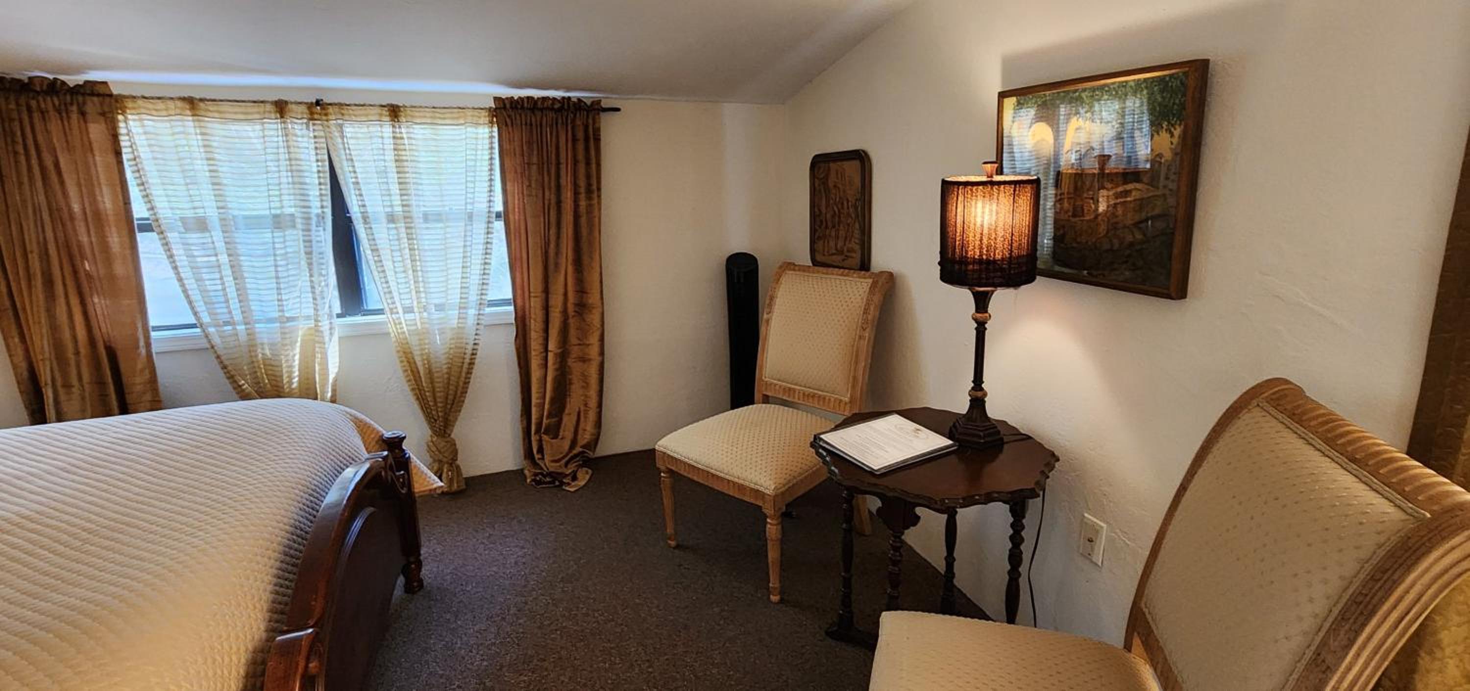 Queen Room photo 1