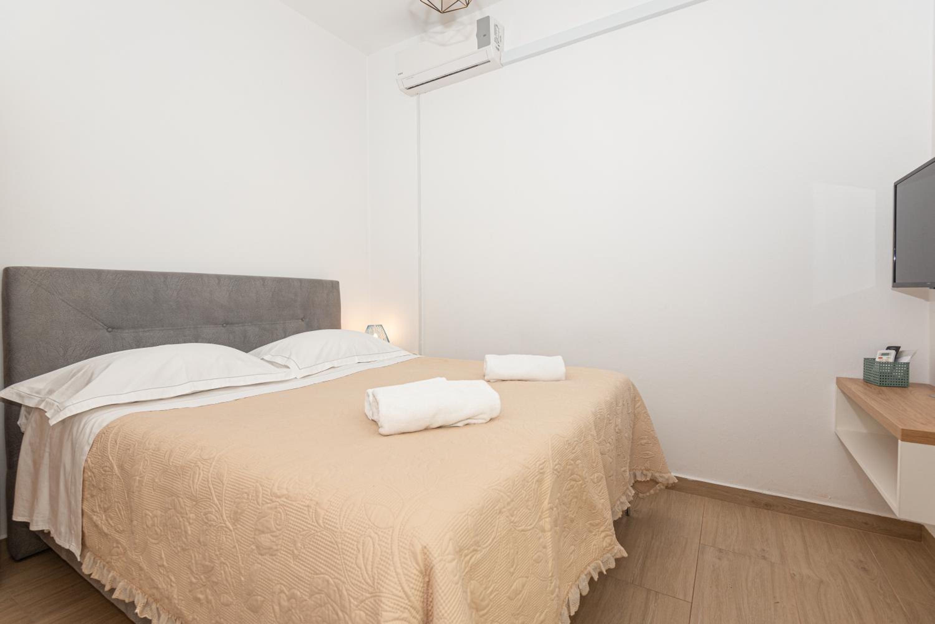 One-Bedroom Apartment with Terrace photo 2