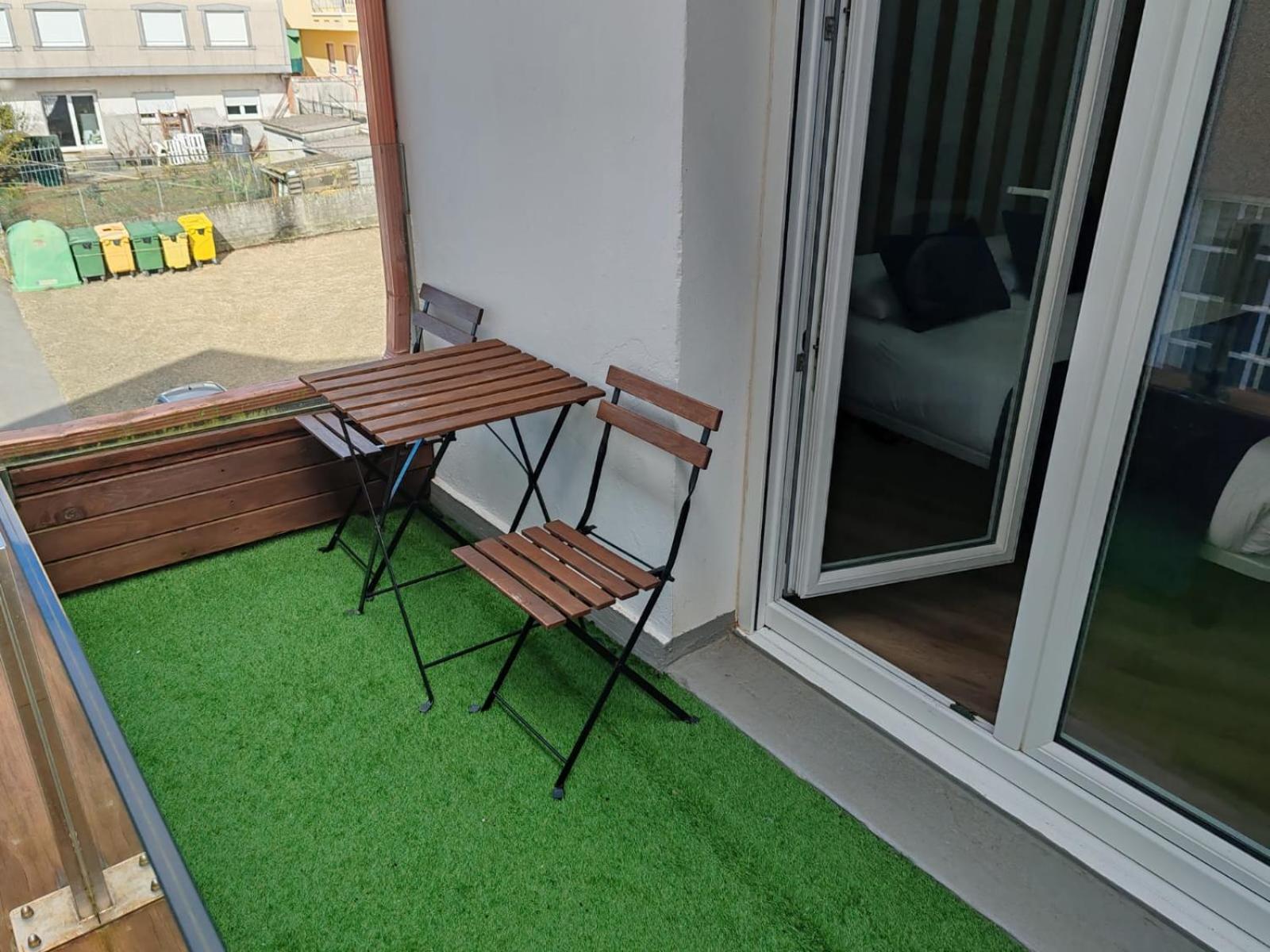Double Room with Balcony and Street View photo 2