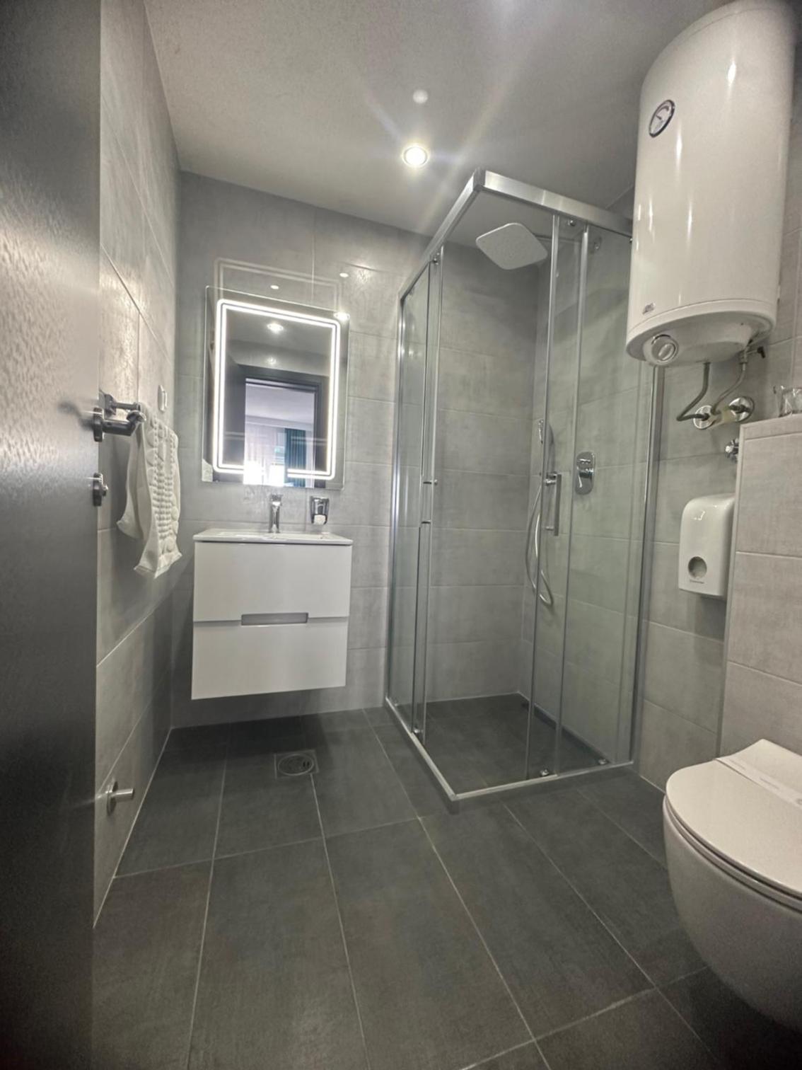 Economy Quadruple Room With Shared Bathroom