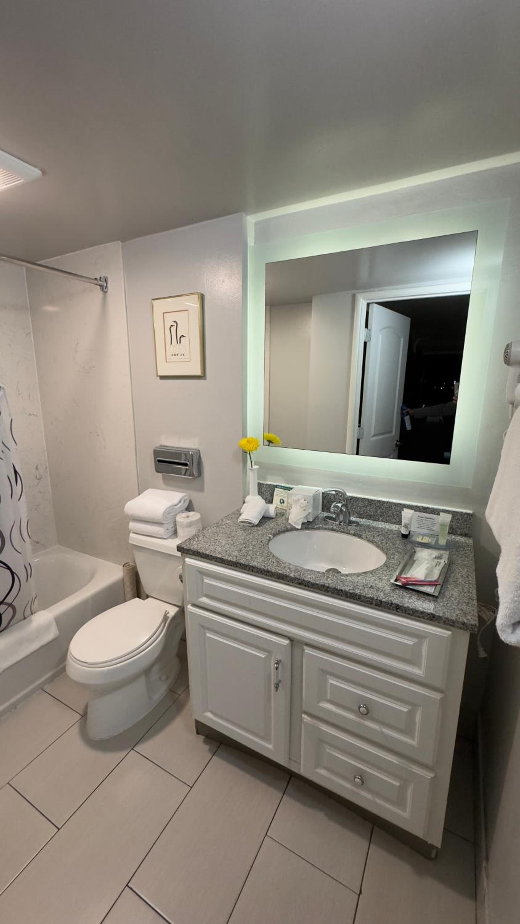 Deluxe Queen Room with Two Queen Beds - Non-Smoking - Photo 10