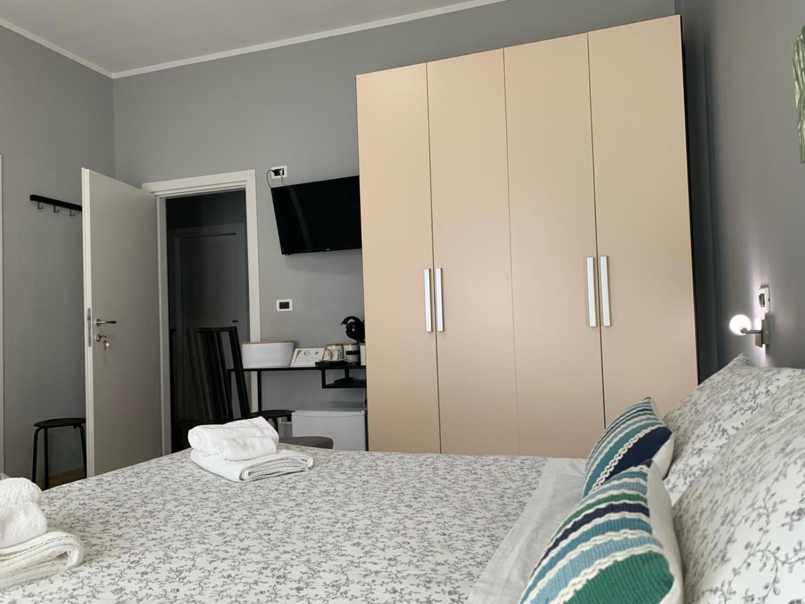 King Room with Balcony - Photo 8