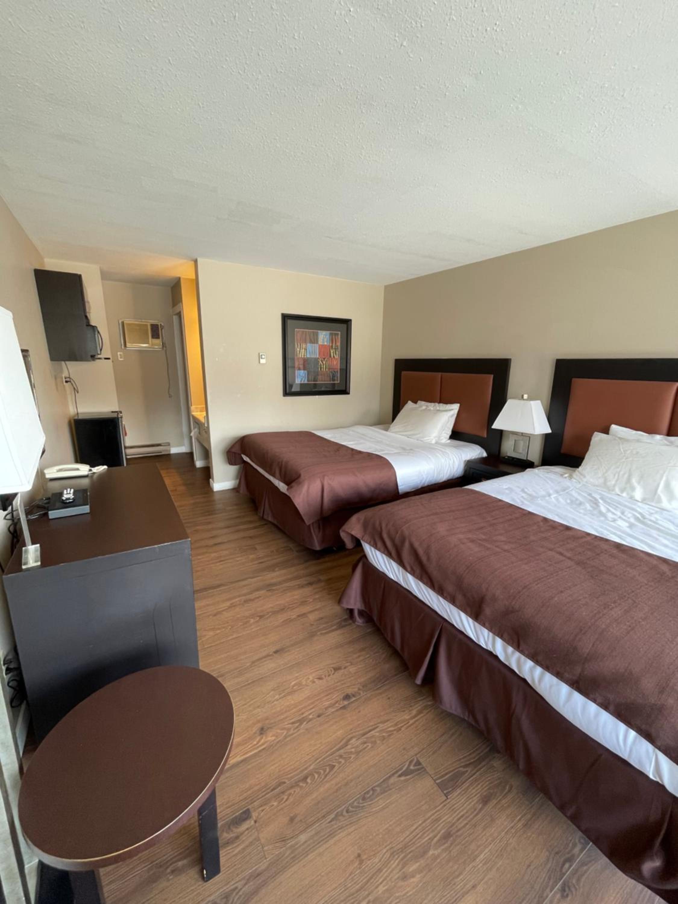 Standard Queen Room with Two Queen Beds - Photo 7