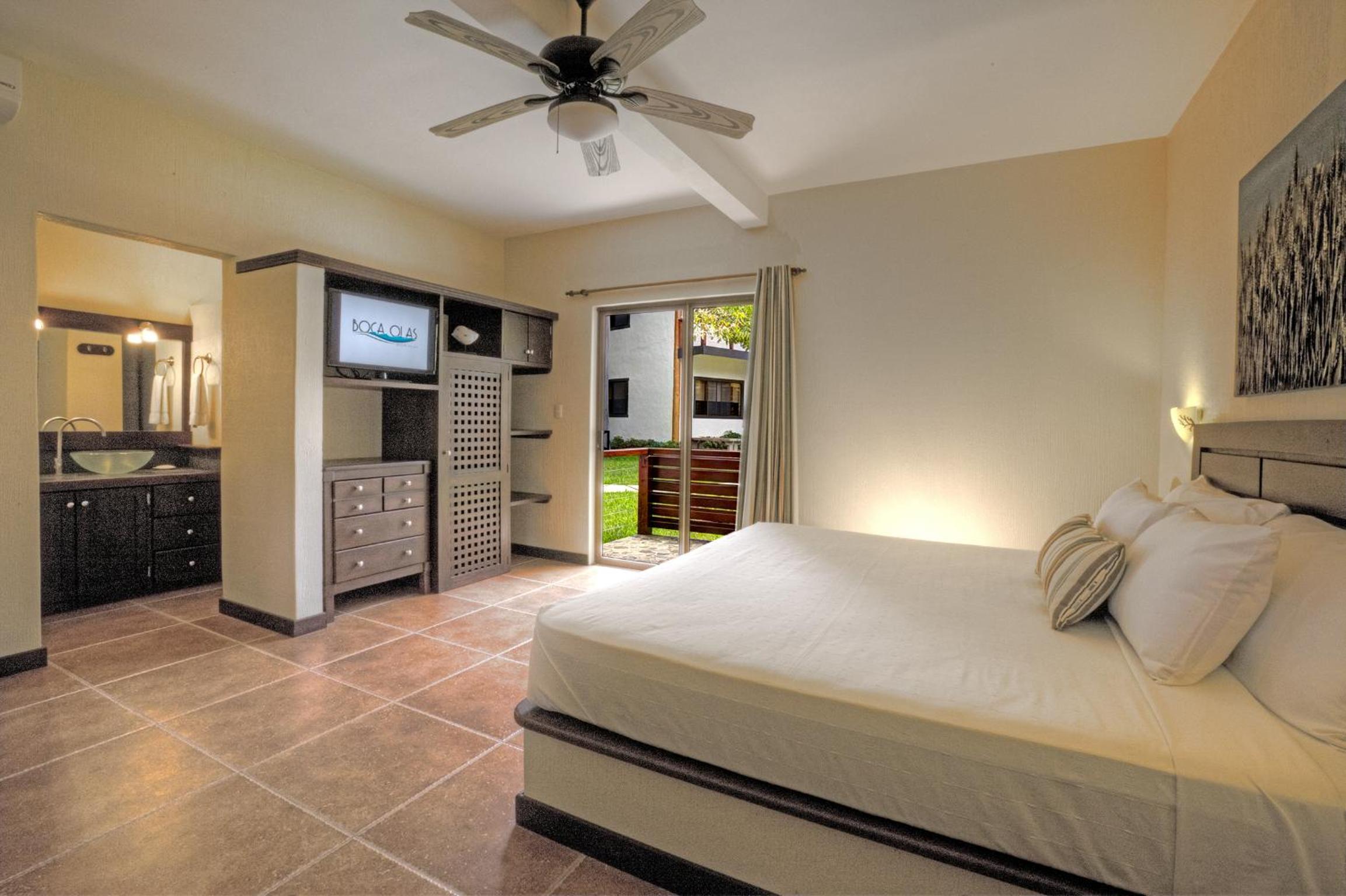 King Room with Pool View photo 3