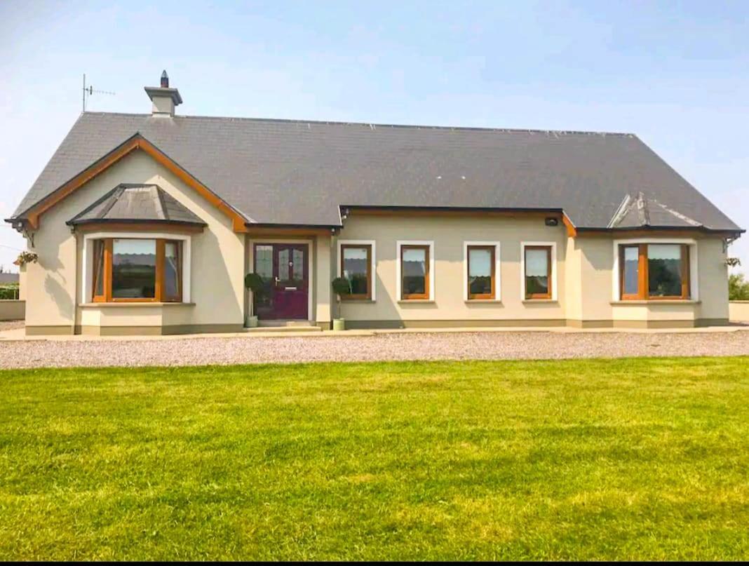 Three-Bedroom House photo 3