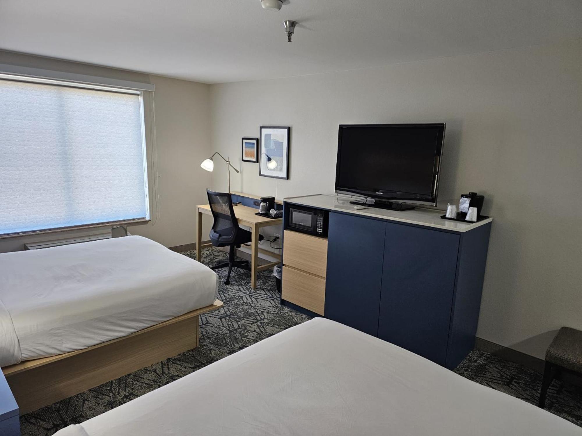 Queen Room with Two Queen Beds - Disability Access/Non-Smoking - Photo 4