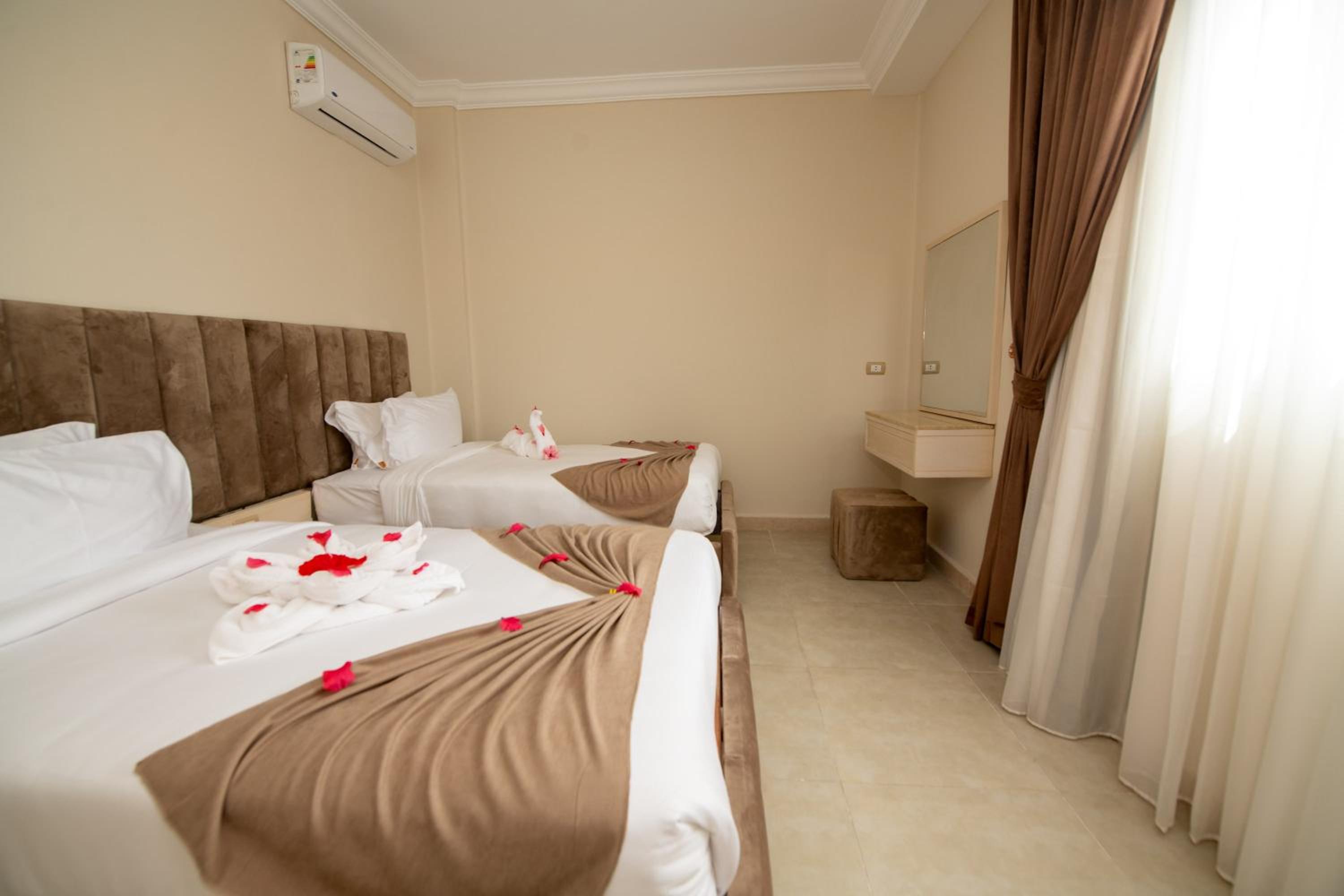 One-Bedroom Suite Aqua Pool - Photo 2