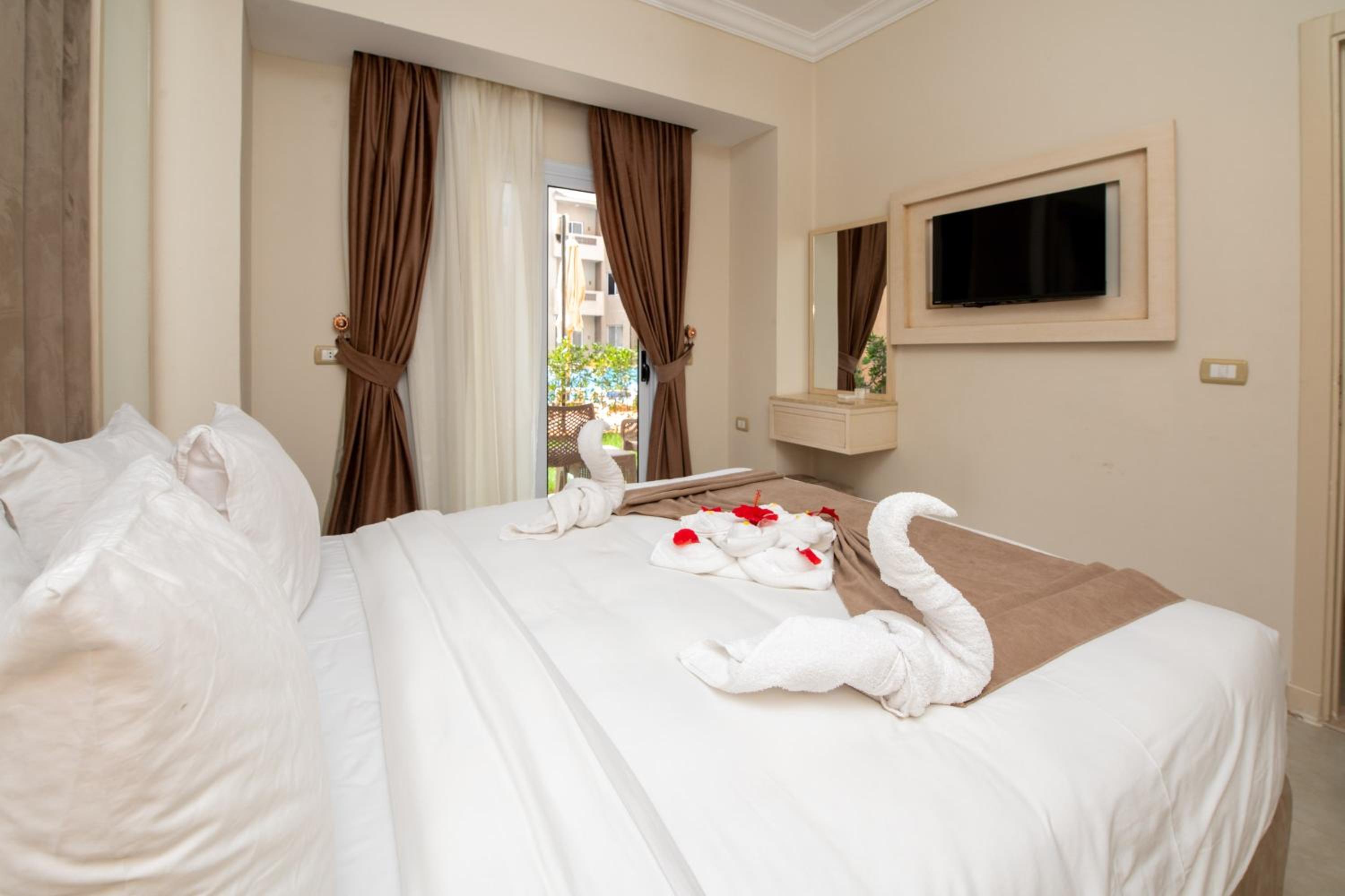 Two-Bedroom Suite Aqua Pool - Photo 1