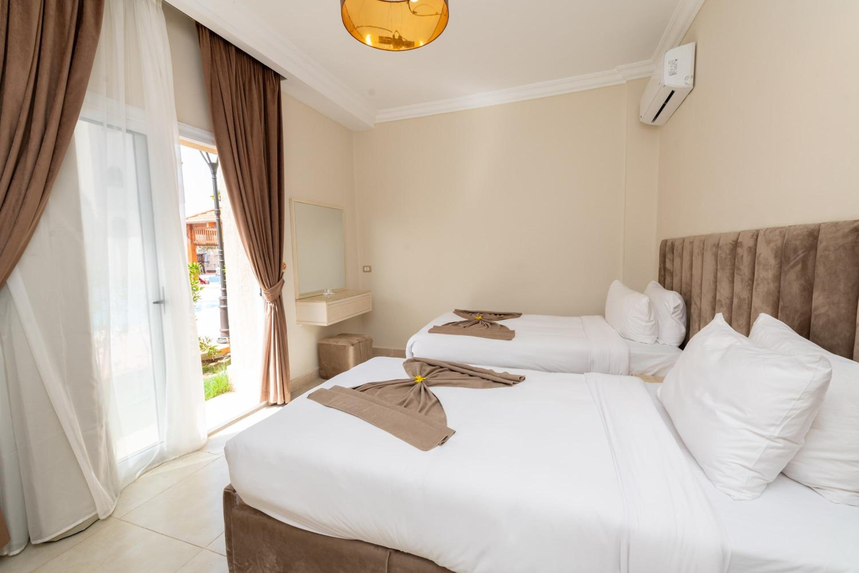 One-Bedroom Suite Aqua Pool - Photo 3