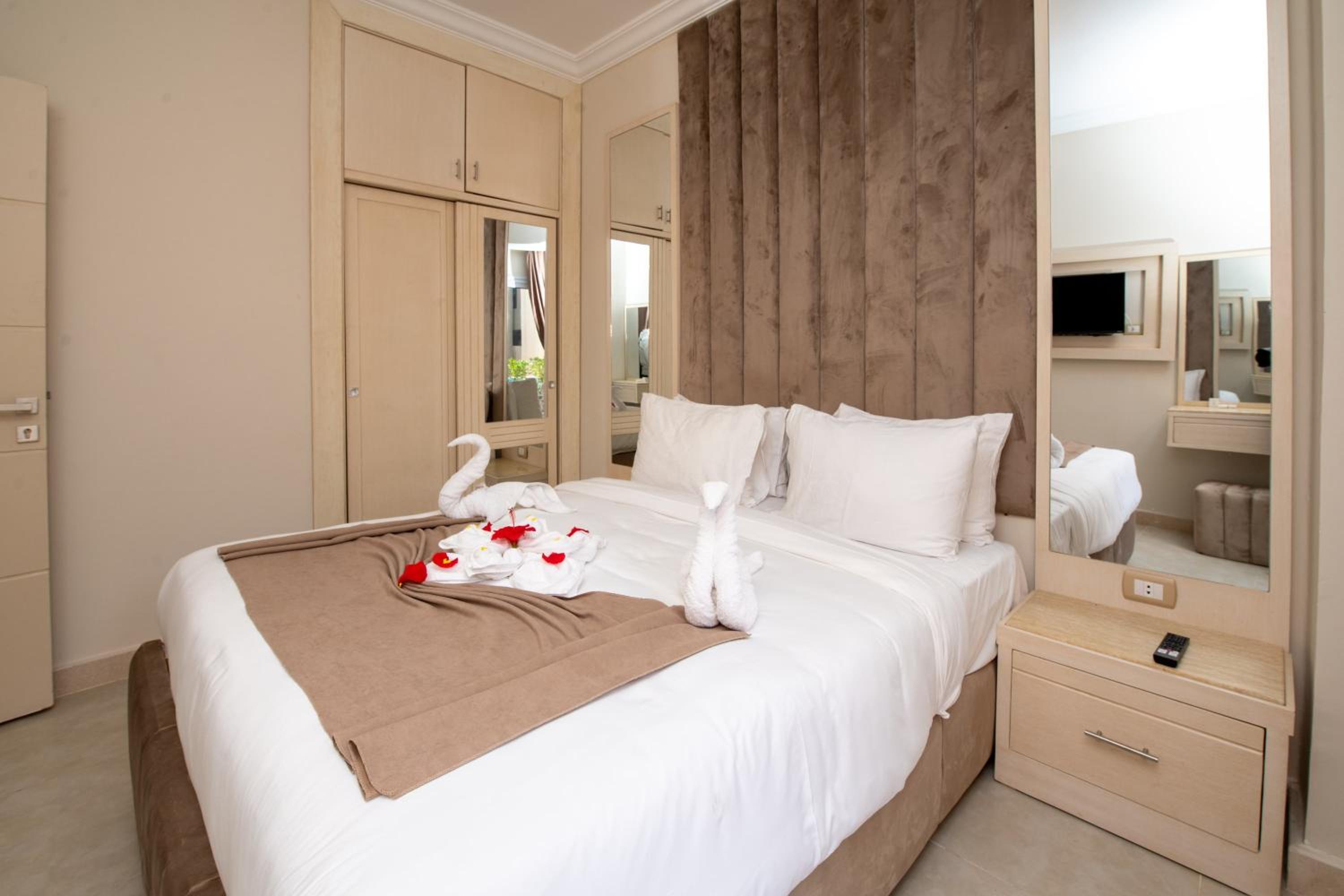 Two-Bedroom Suite Aqua Pool - Photo 14
