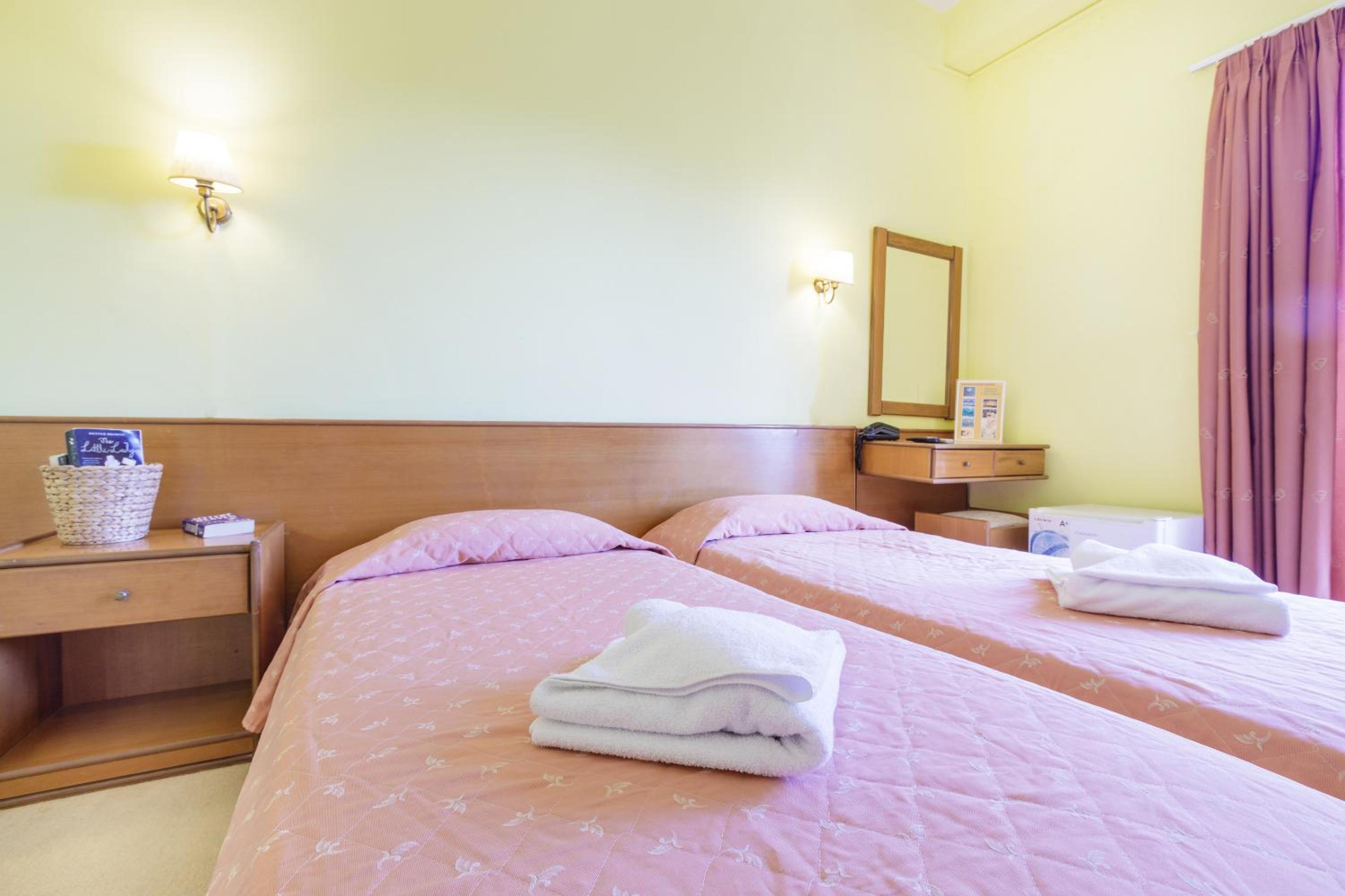 Standard Twin Room - Photo 9