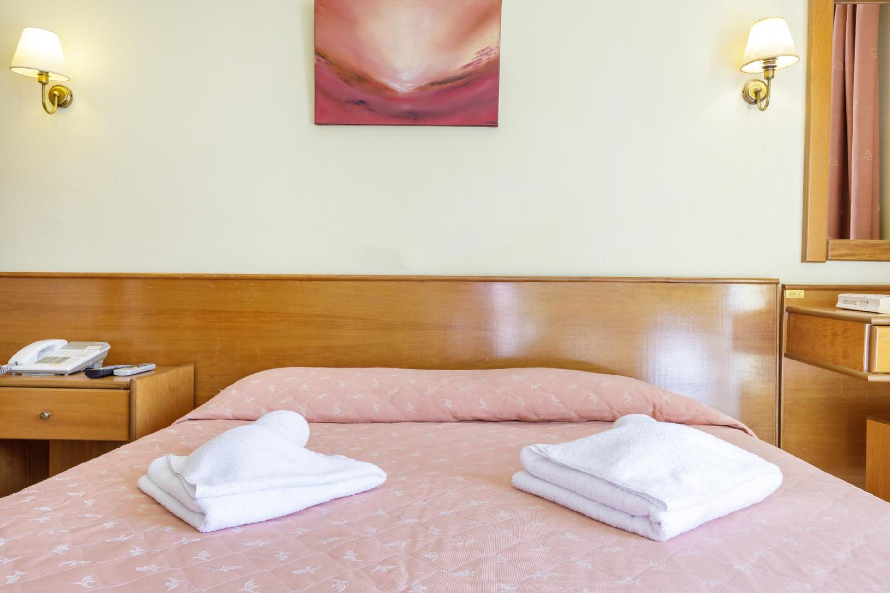 Double or Twin Room - Photo 9
