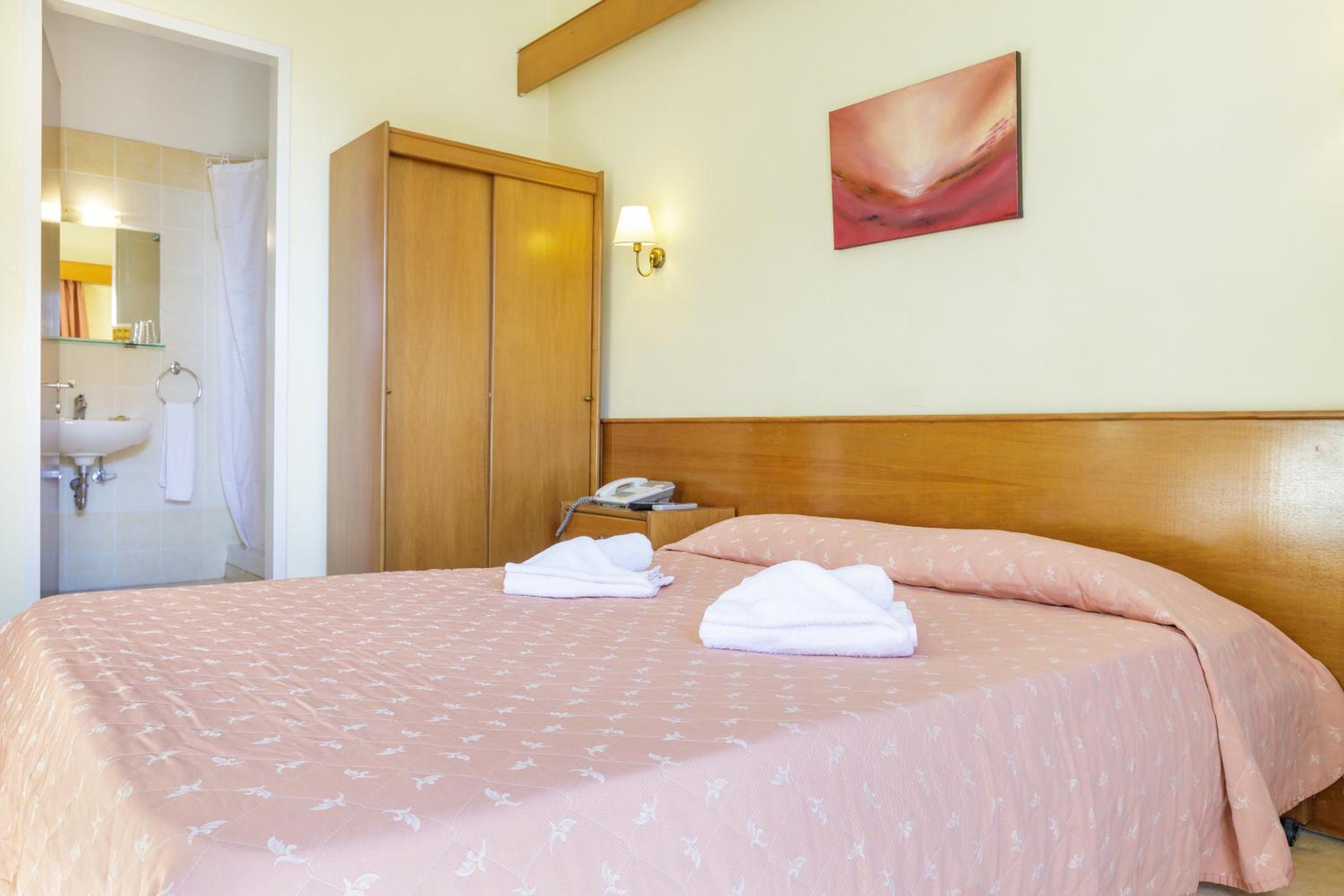 Double or Twin Room - Photo 11