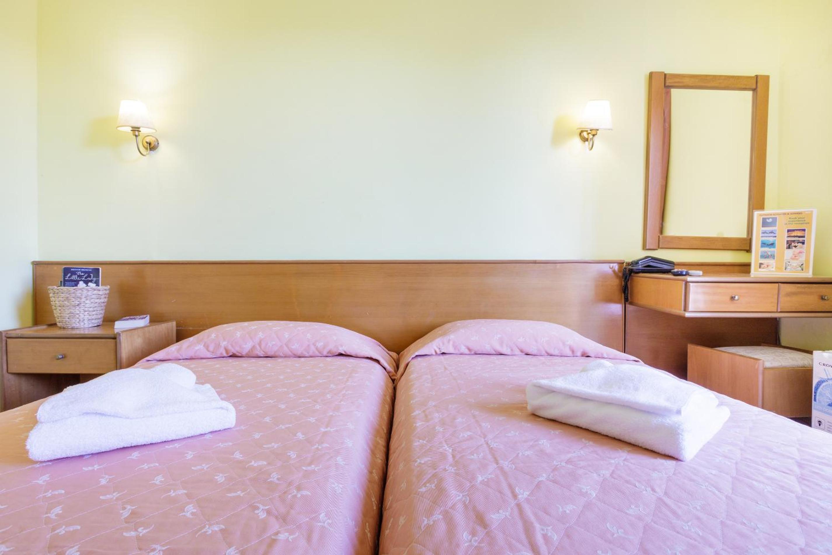 Standard Twin Room - Photo 8