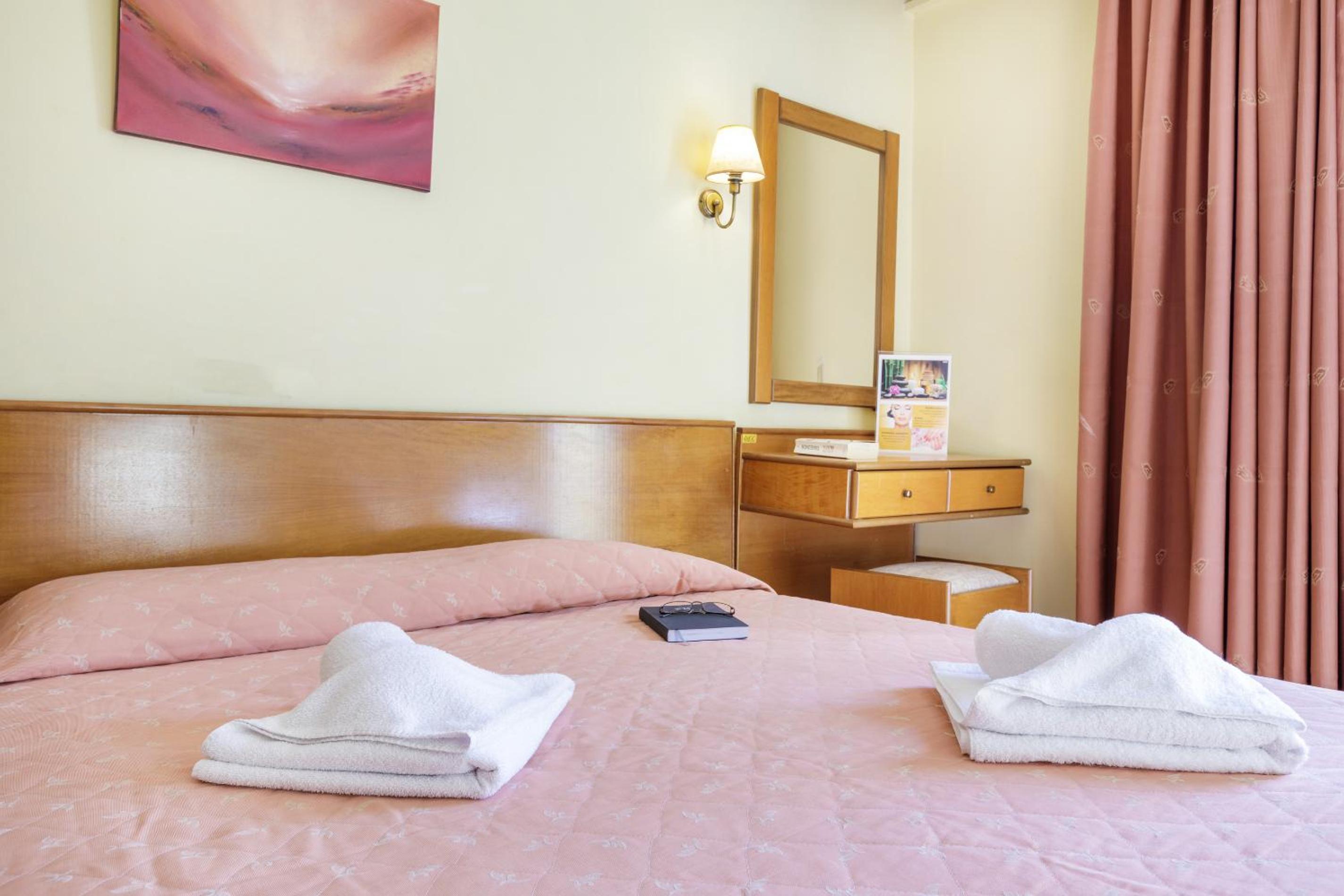 Double or Twin Room - Photo 10