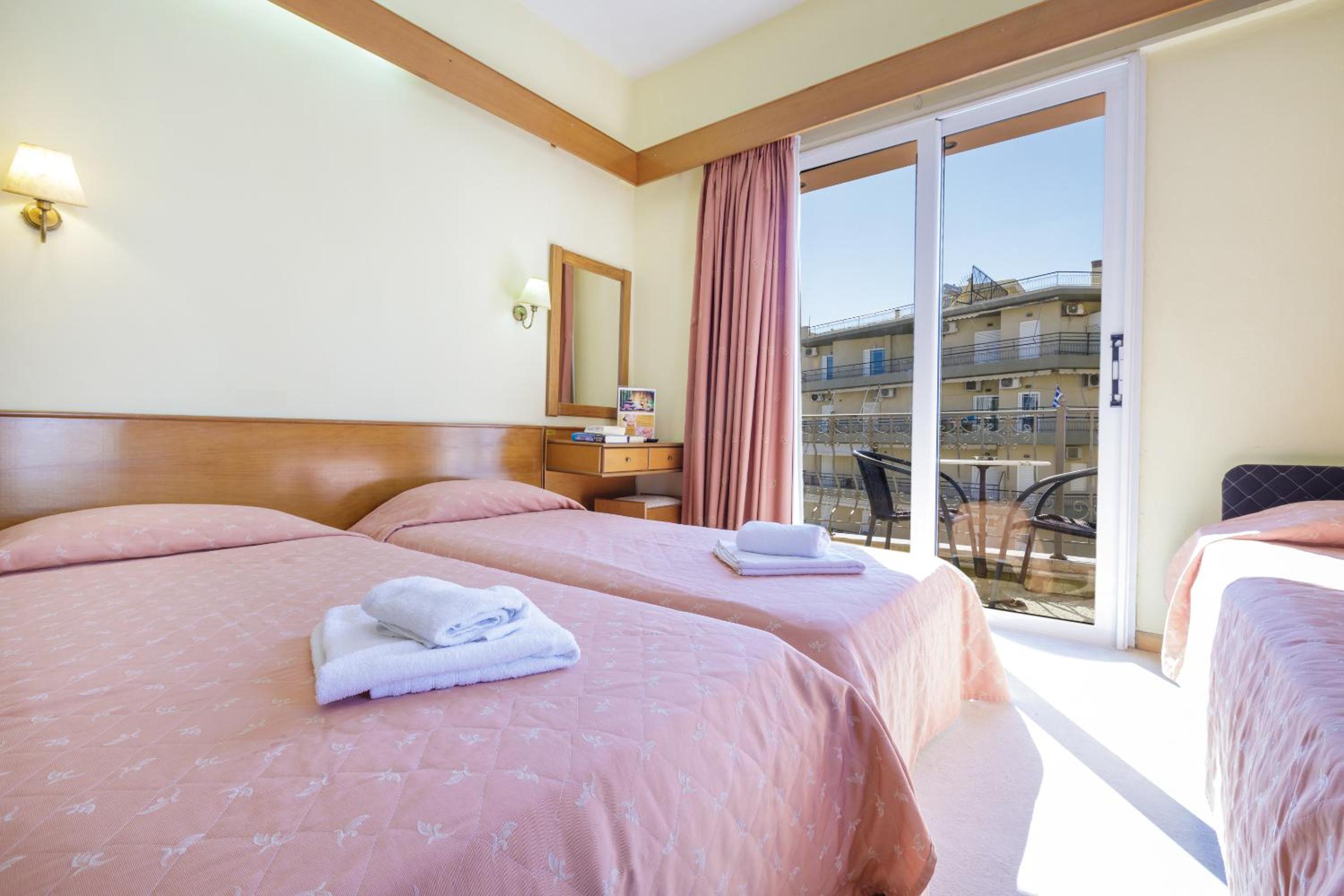 Twin Room with Extra Bed - Photo 1