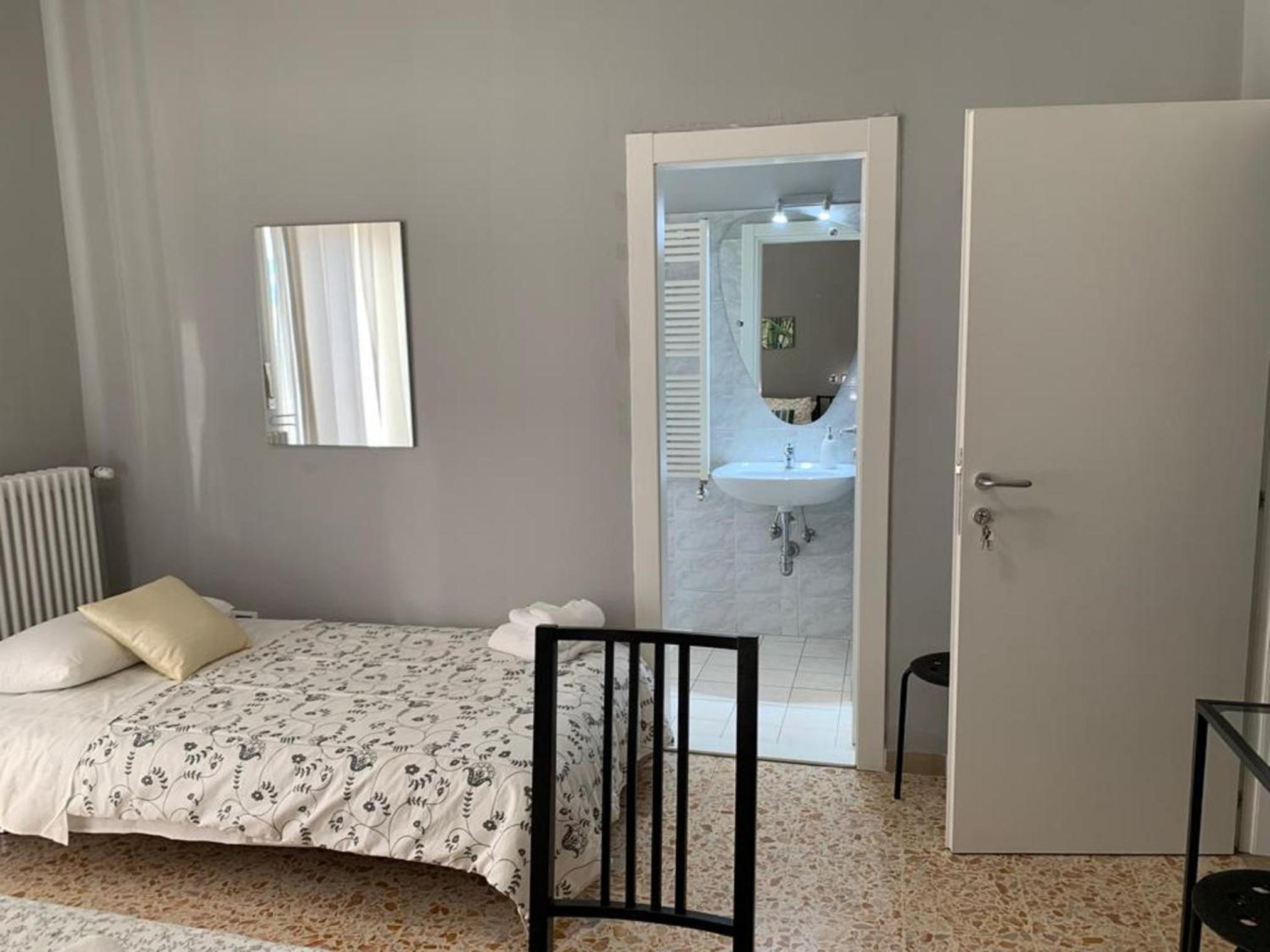 King Room with Balcony - Photo 9