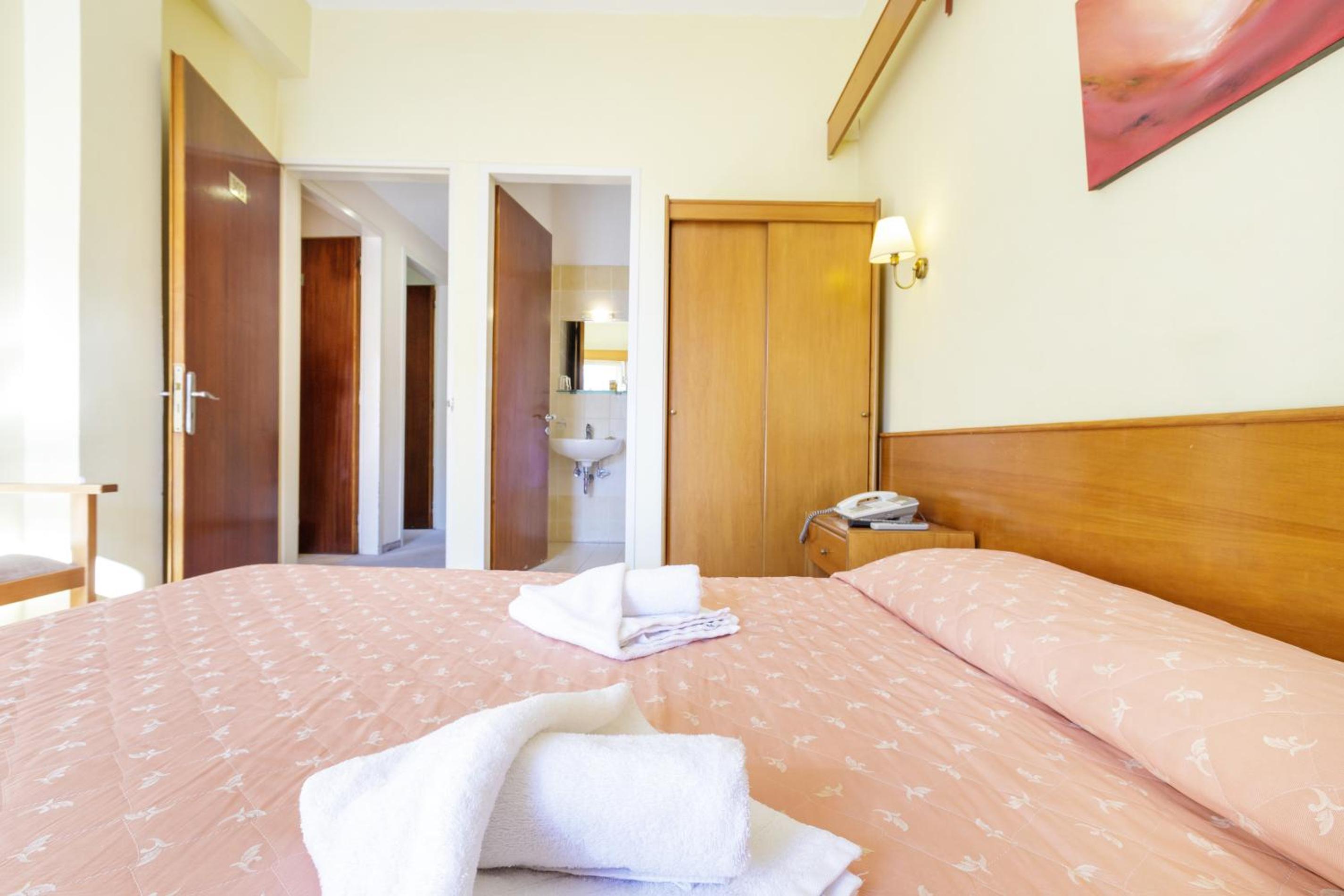 Double or Twin Room - Photo 13