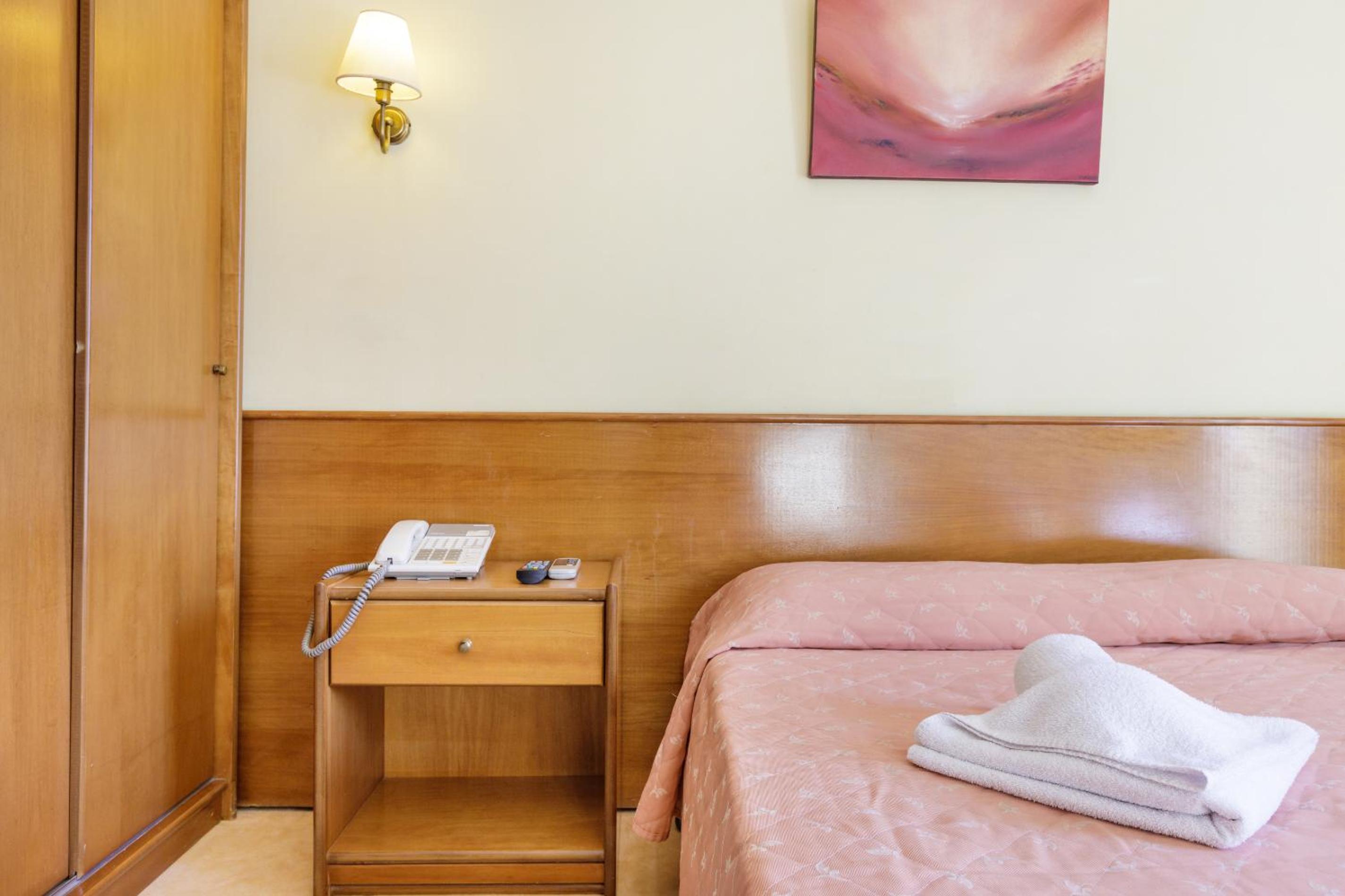 Double or Twin Room - Photo 6