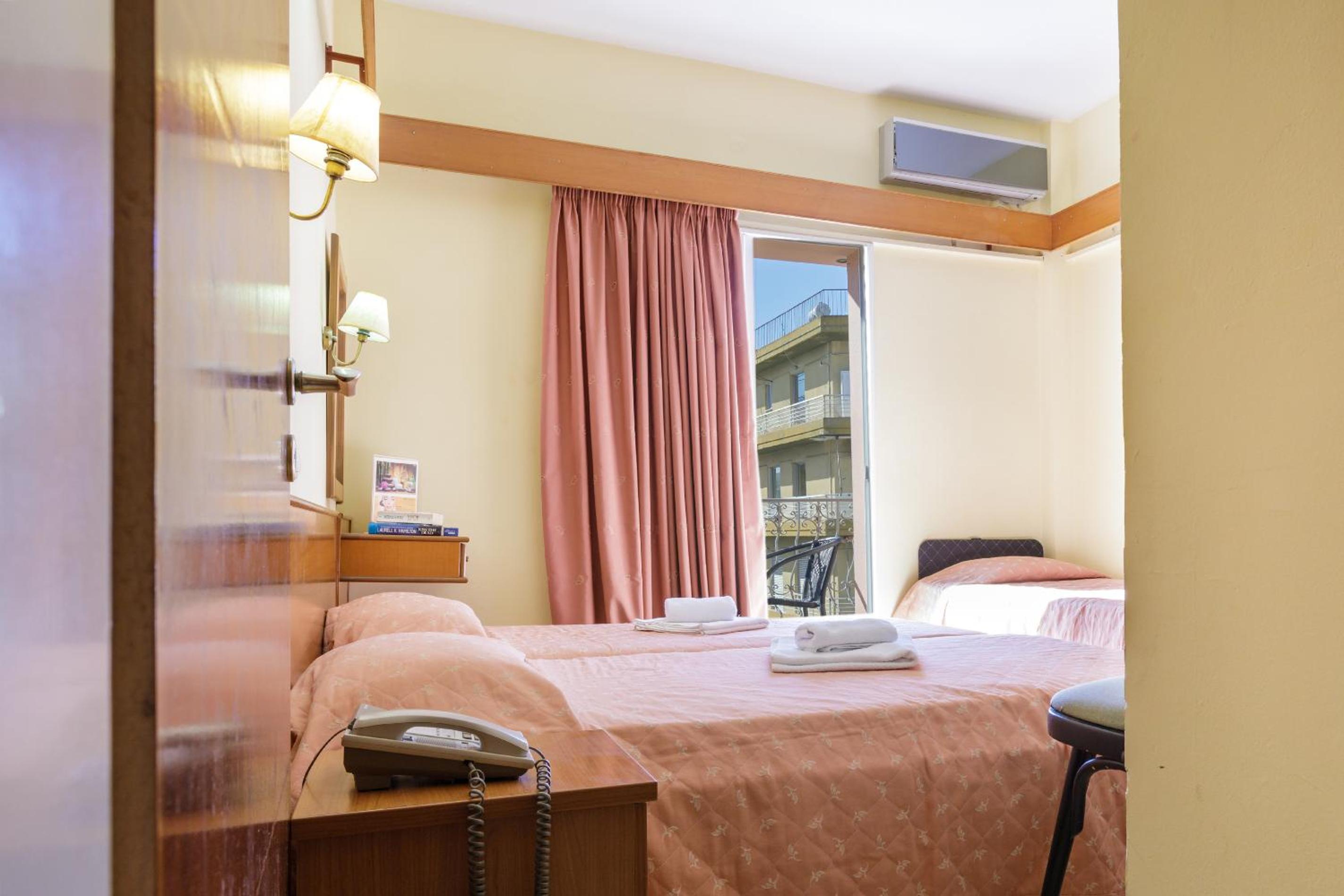 Twin Room with Extra Bed - Photo 8
