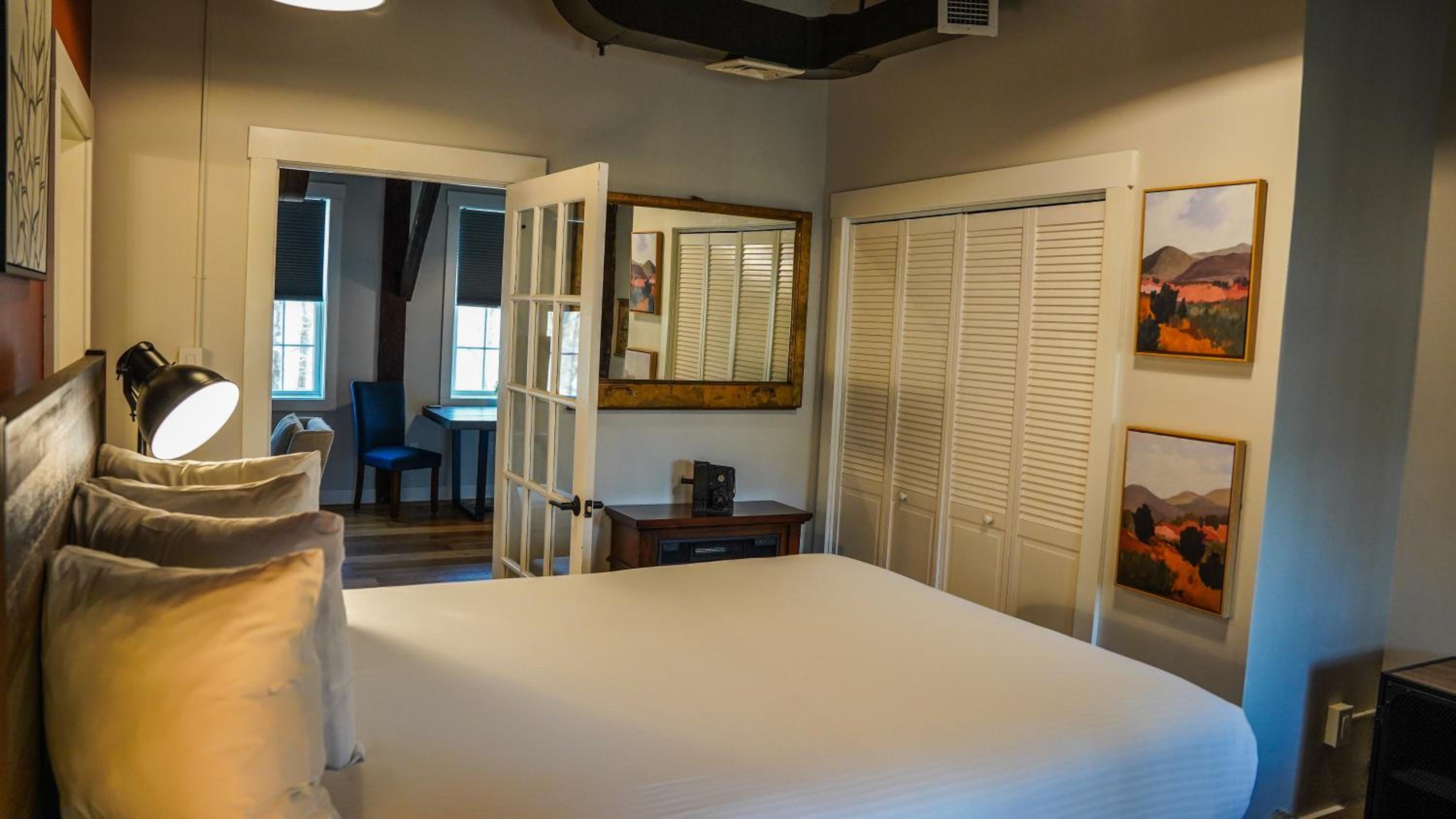 Deluxe Queen Suite photo 3