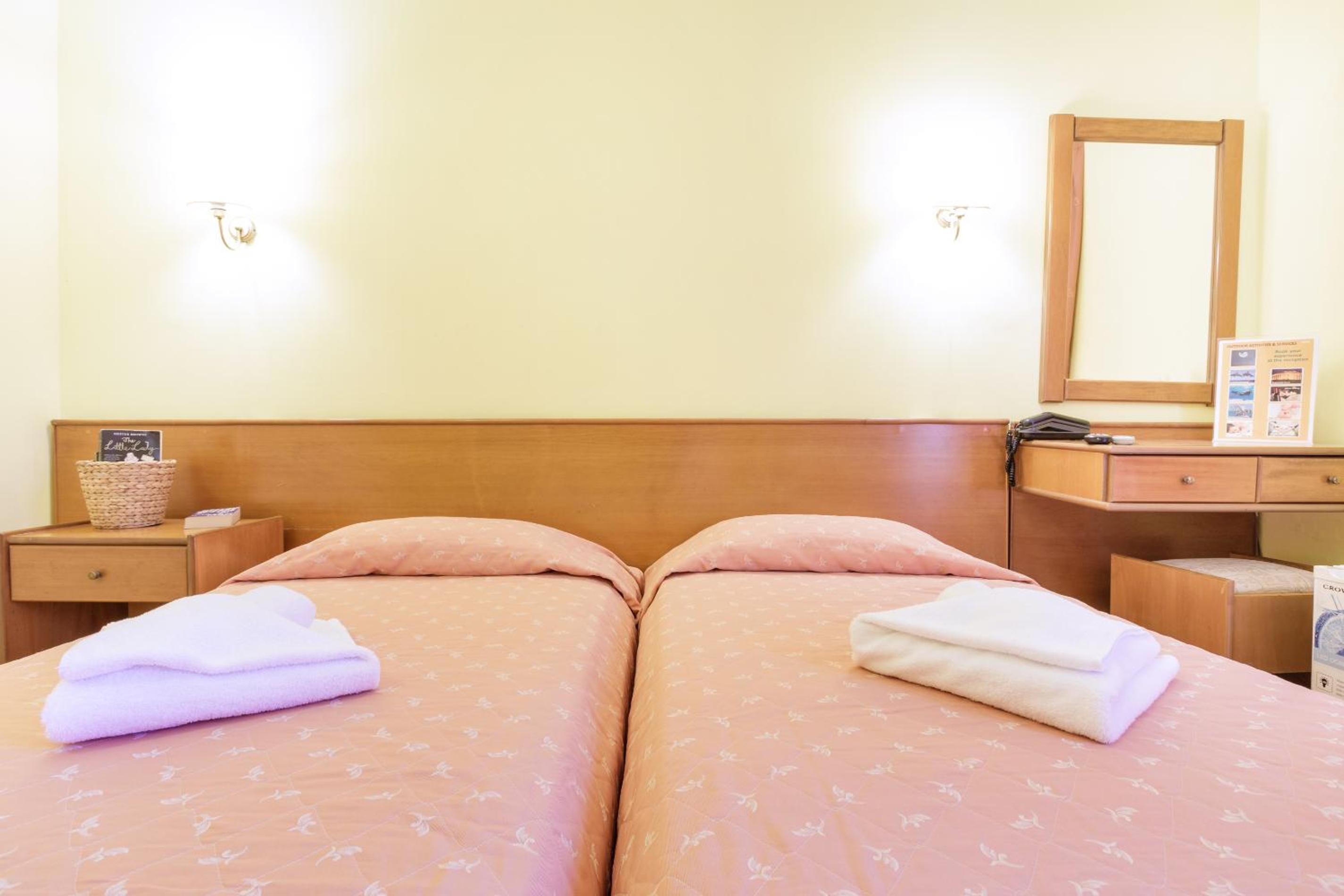 Standard Twin Room - Photo 1
