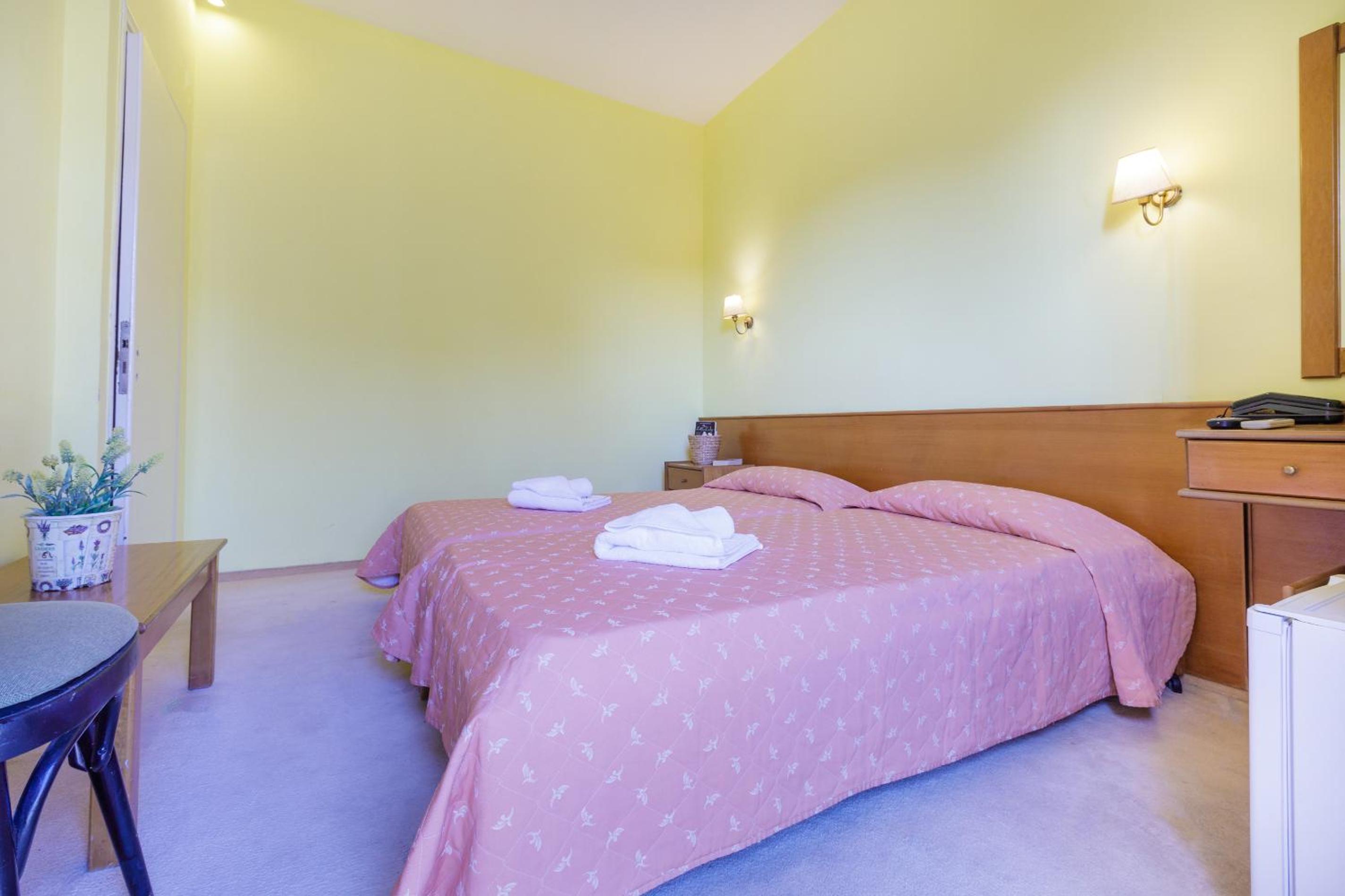 Standard Twin Room - Photo 2