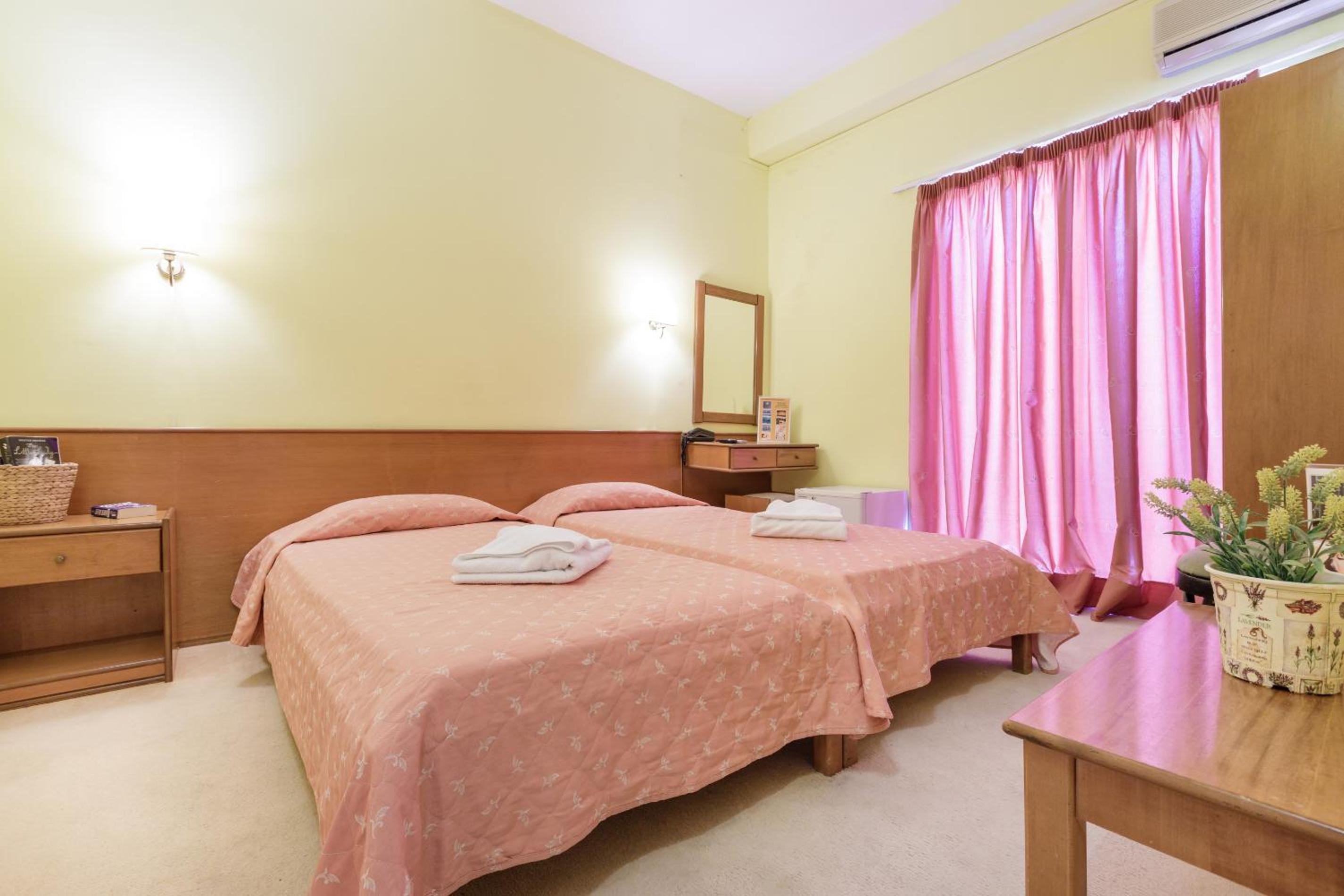 Standard Twin Room - Photo 10