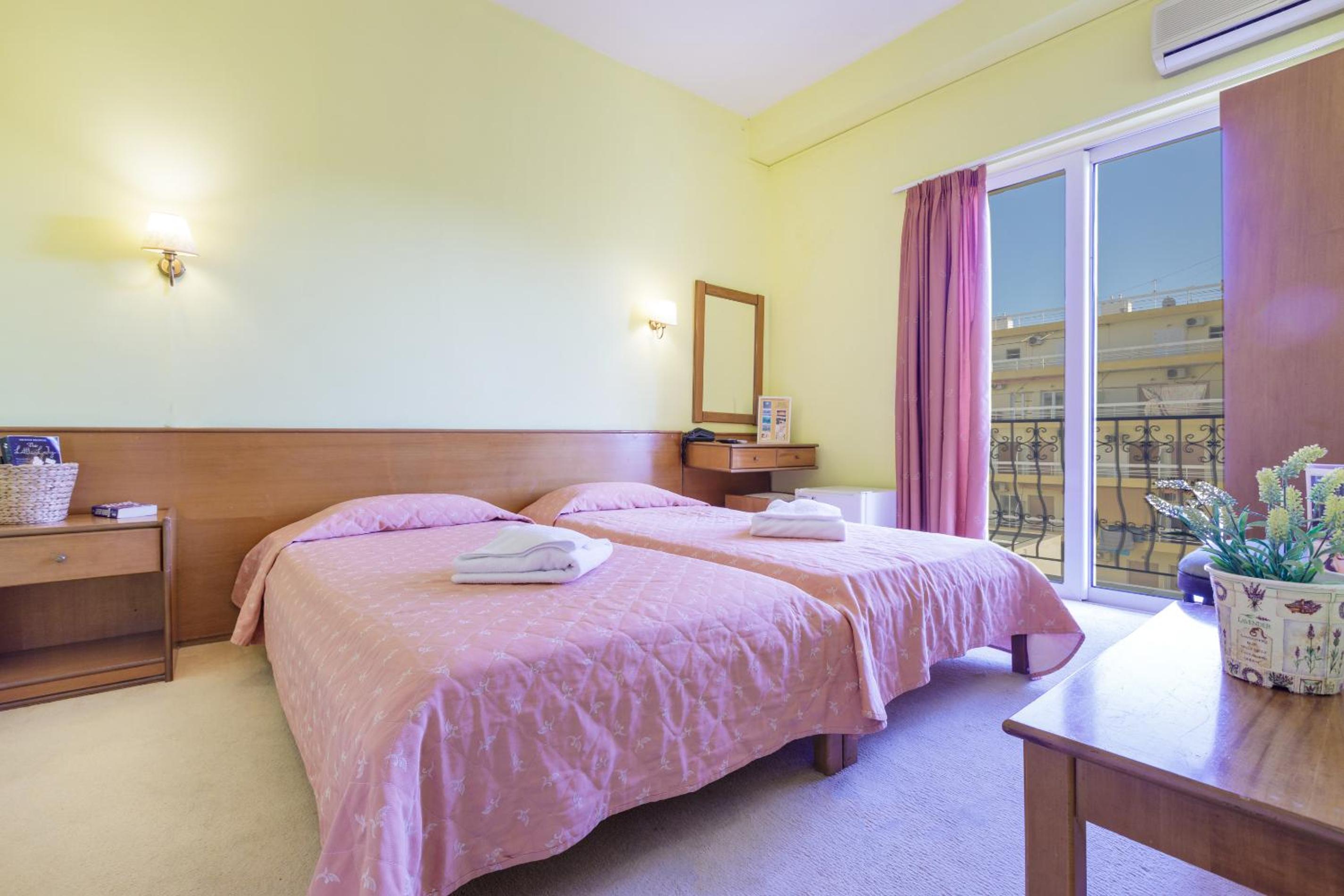 Standard Twin Room - Photo 7