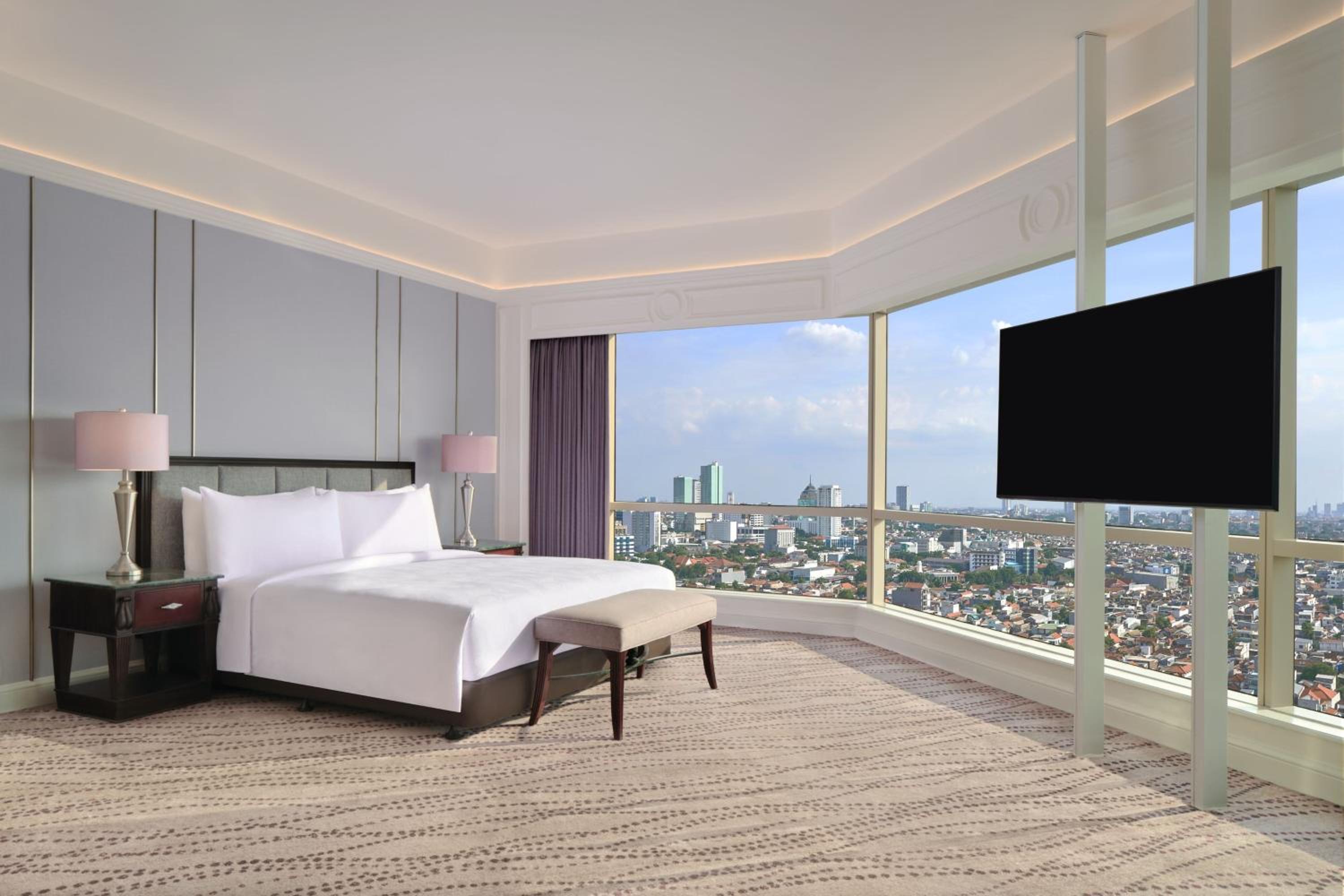 Junior King Suite with Skyline View - Photo 1