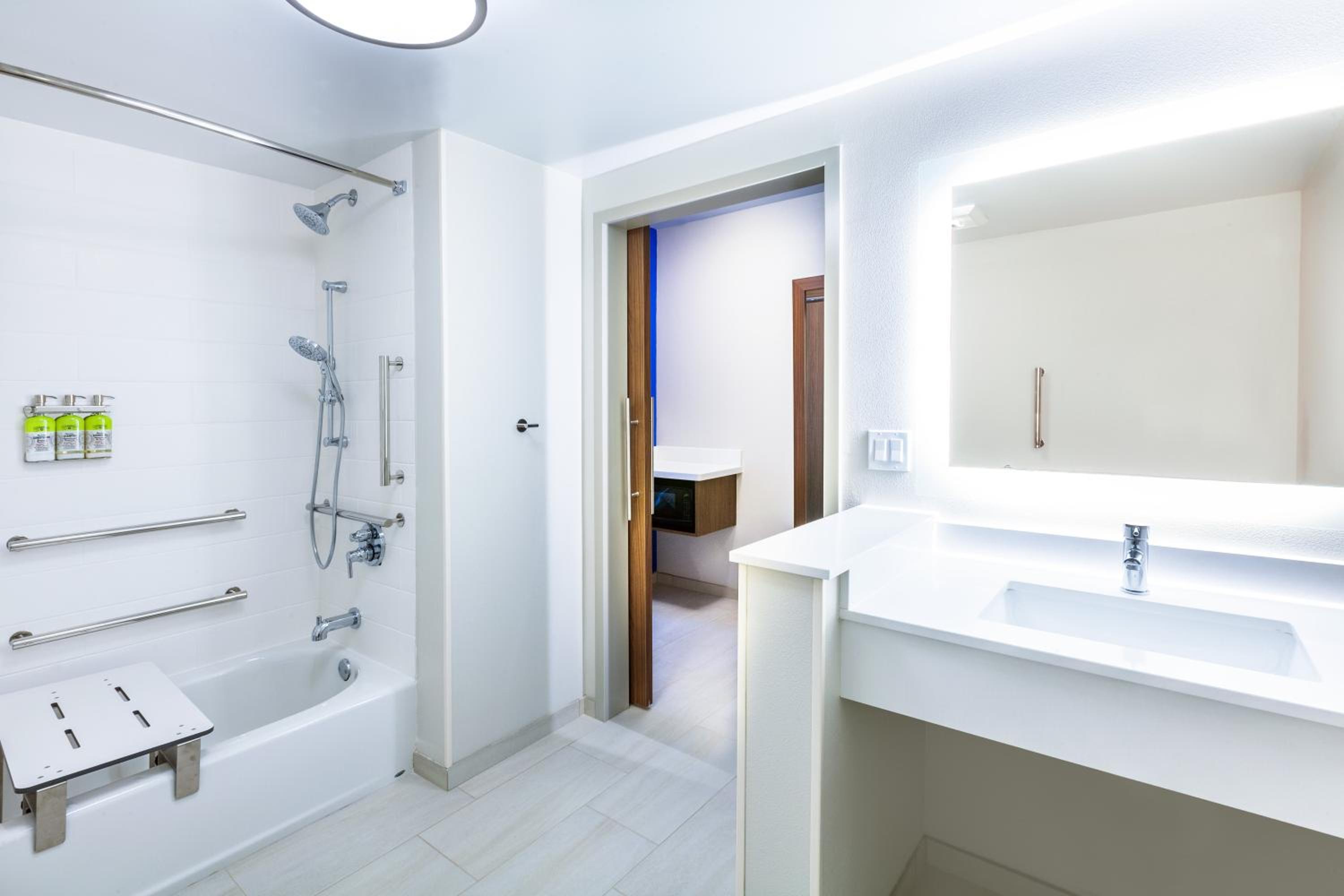 Queen Room with Two Queen Beds - Mobility Access Tub/Non-Smoking