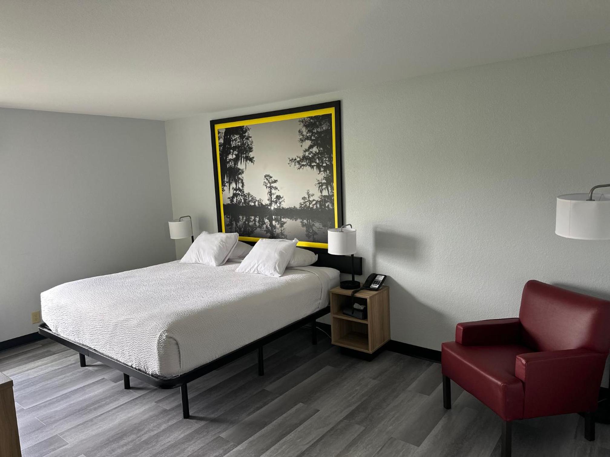 King Room with Tub and Grab Bars - Mobility/Hearing Accessible - Non-Smoking - Photo 4