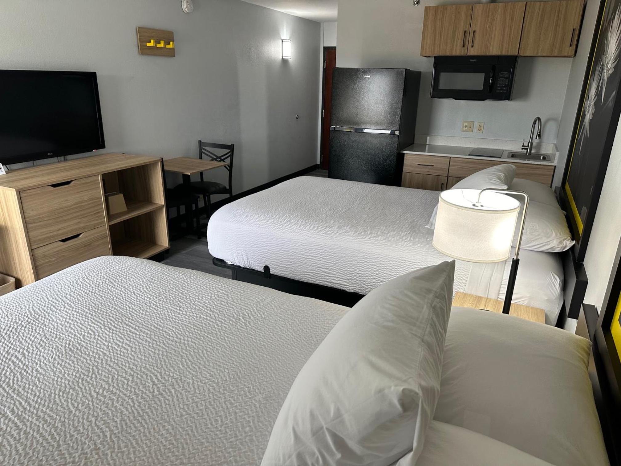 Double Room with Two Double Beds and Kitchenette - Photo 5