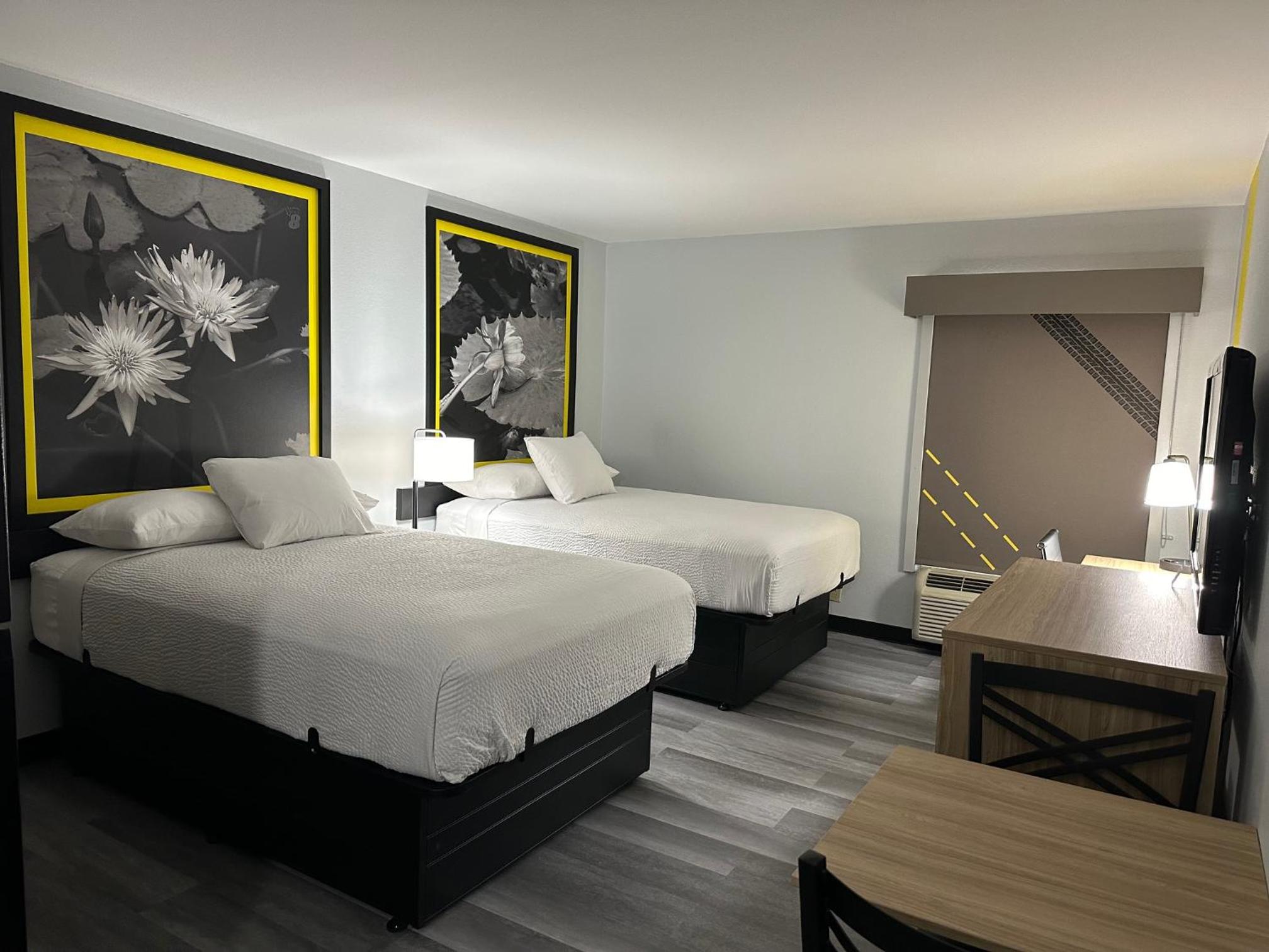 Double Room with Two Double Beds and Kitchenette - Photo 7