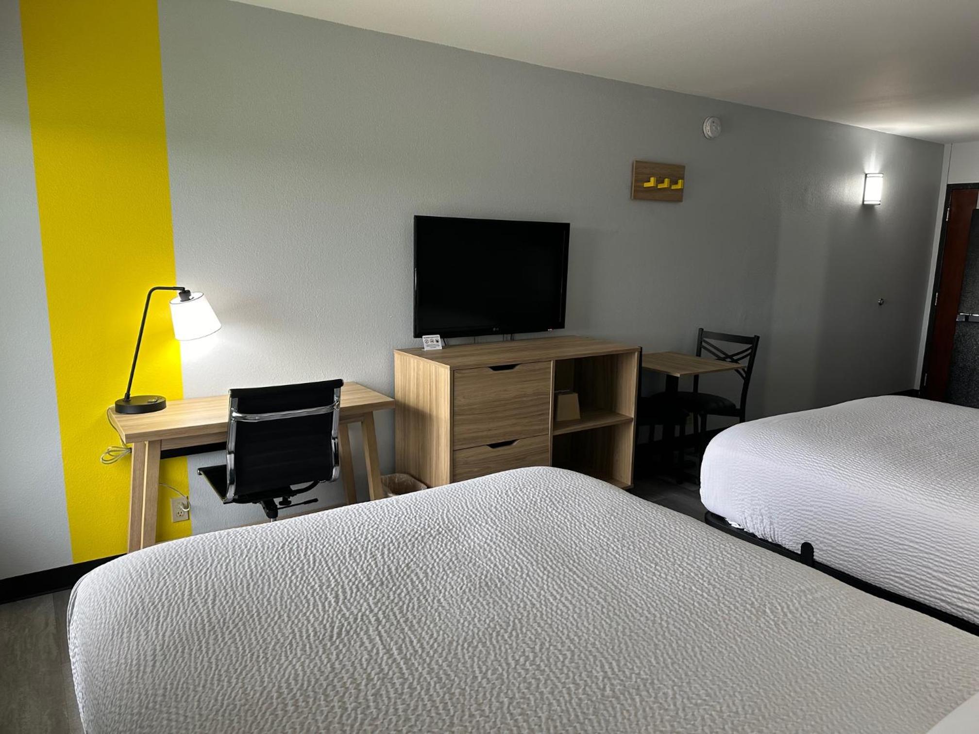 Double Room with Two Double Beds and Kitchenette - Photo 8