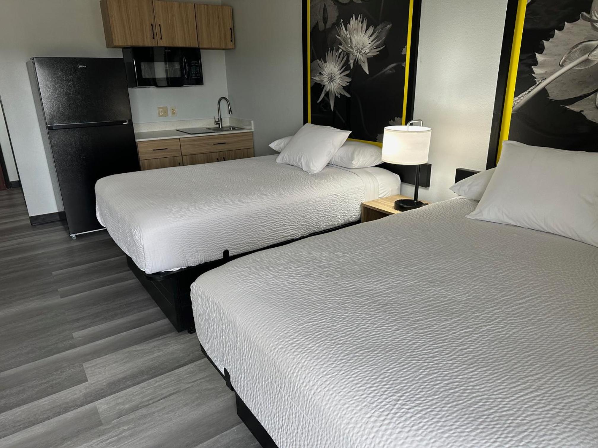 Double Room with Two Double Beds and Kitchenette - Photo 1