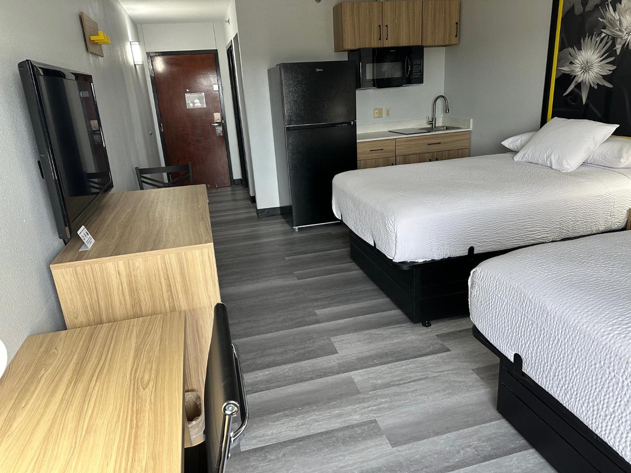 Double Room with Two Double Beds and Kitchenette - Photo 10