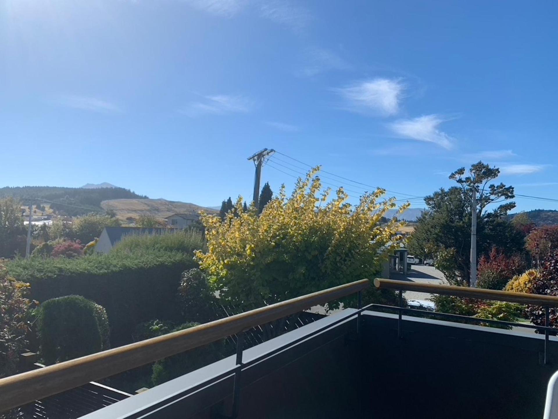Apartment with Mountain View