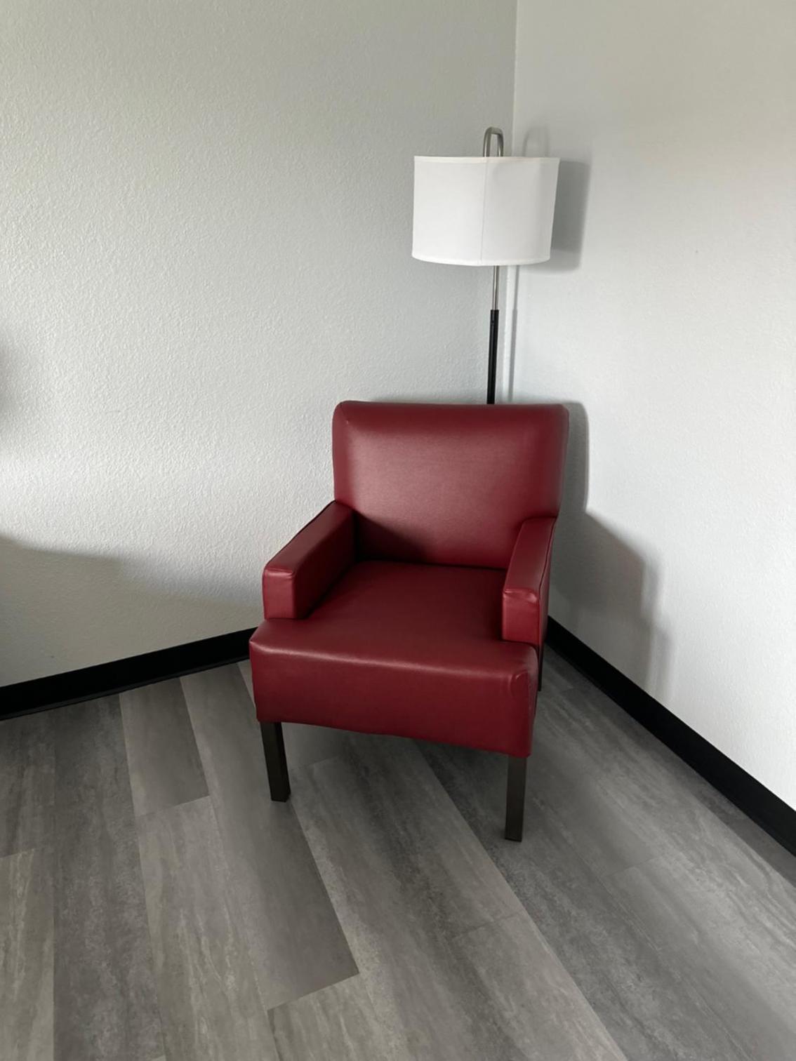 King Room - Non-Smoking - Photo 2