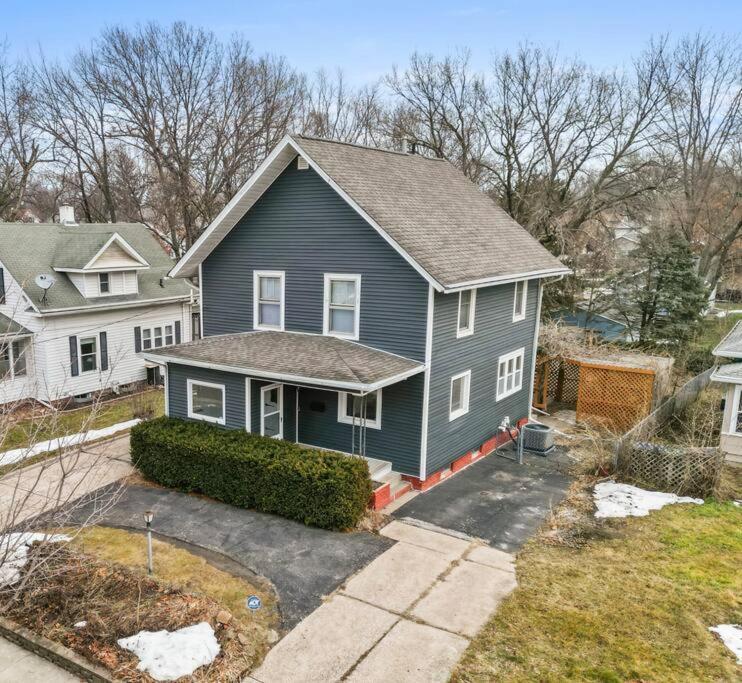 Five-Bedroom House photo 2