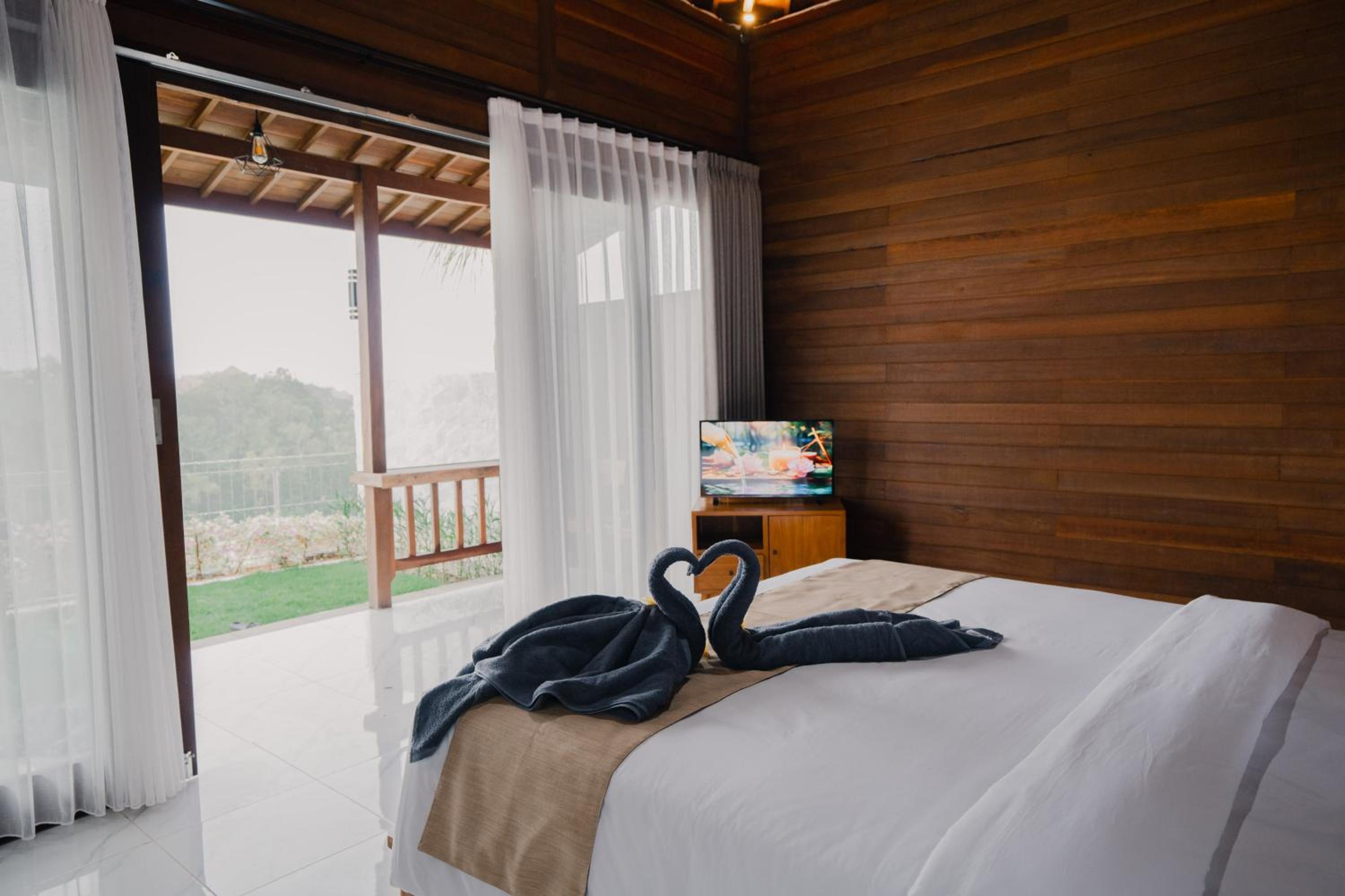 Deluxe Room (2 Adults + 1 Child) - Photo 1