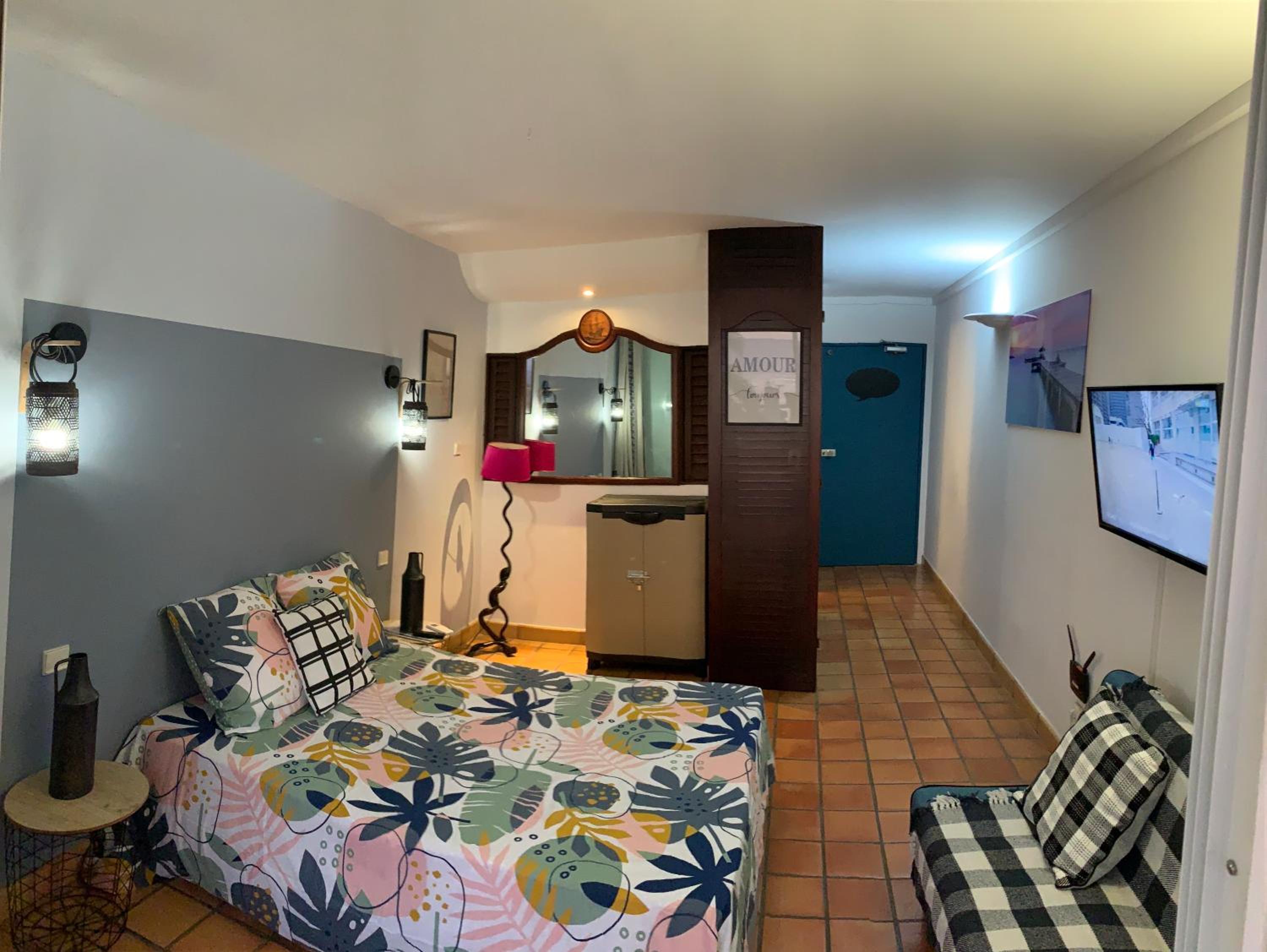 One-Bedroom Apartment photo 2