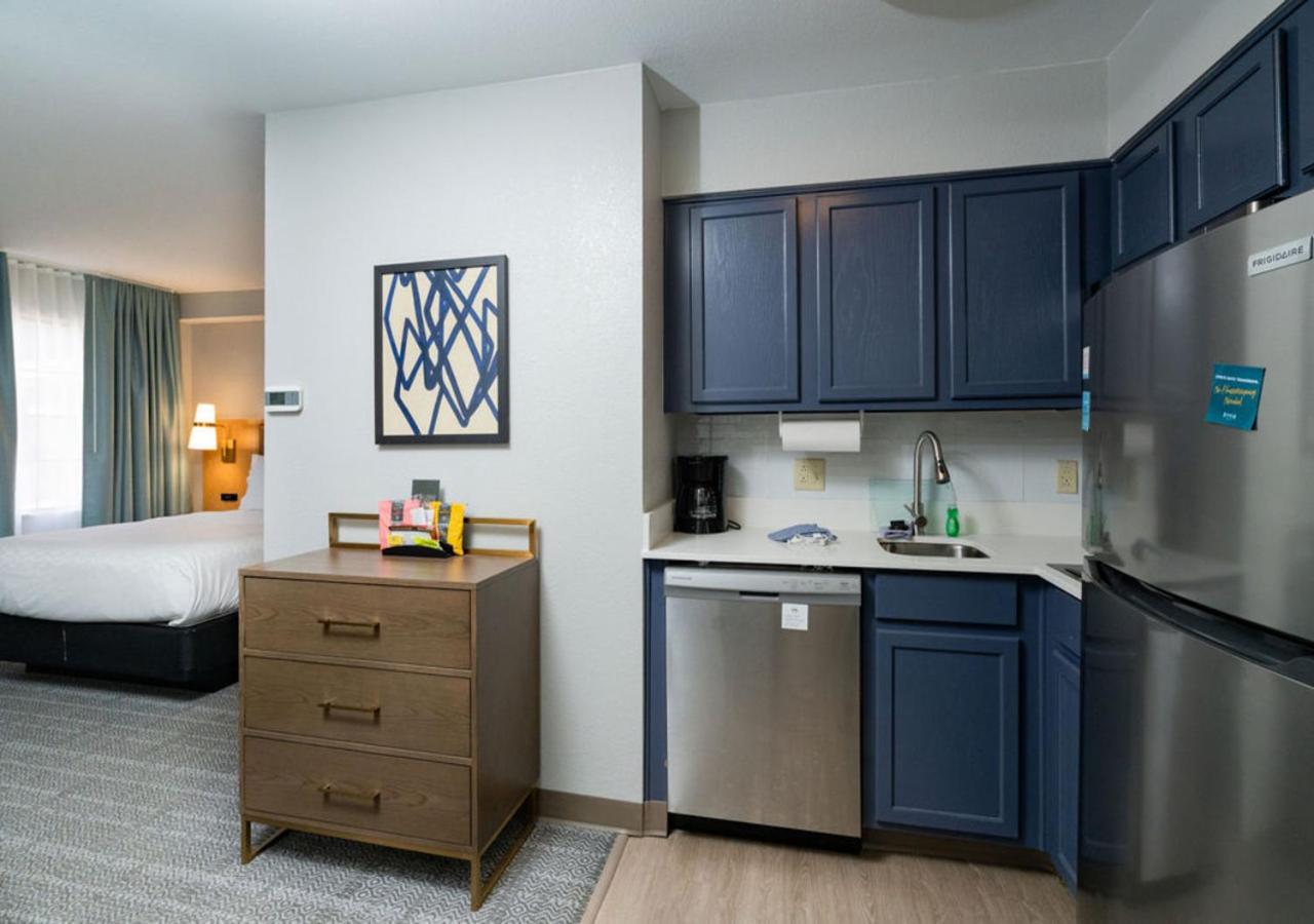 One-Bedroom King Suite - Photo 5