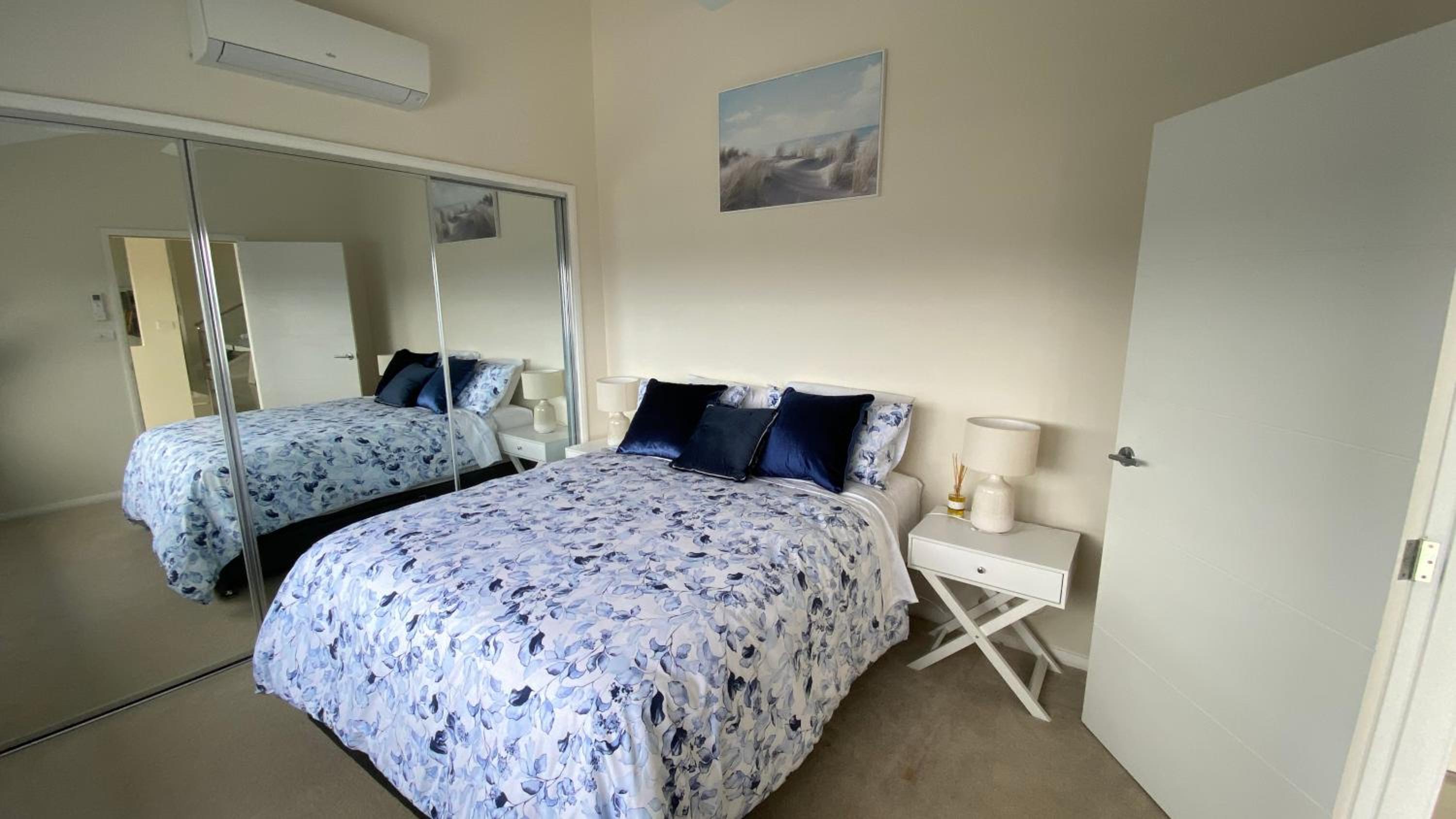 Five-Bedroom House photo 1