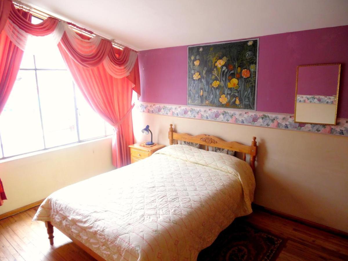 Queen Room with Shared Bathroom photo 2