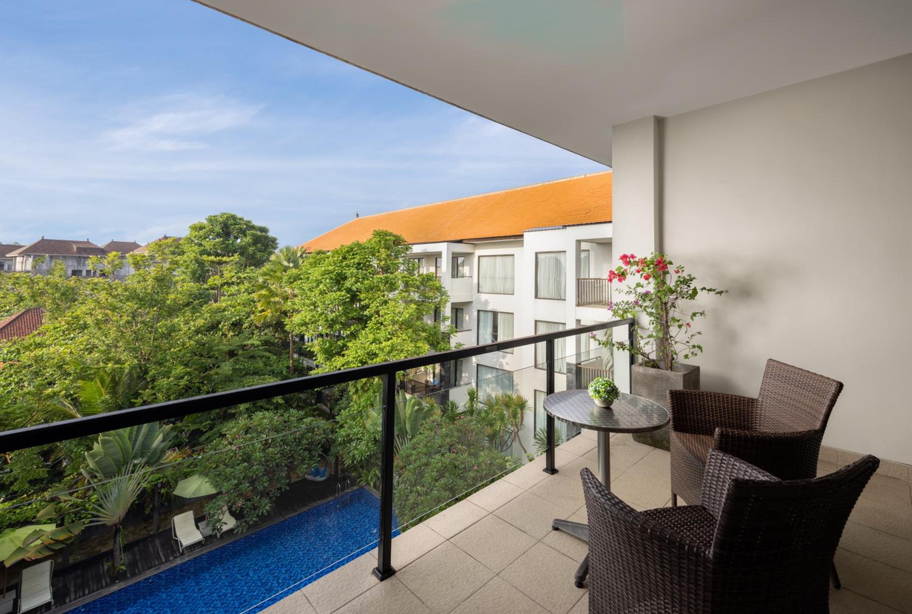 Junior Suite with Pool View photo 2