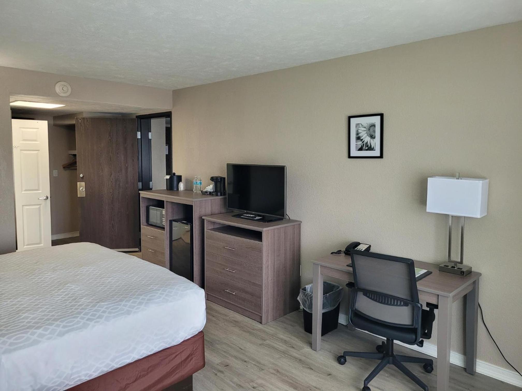 Standard King Room photo 3